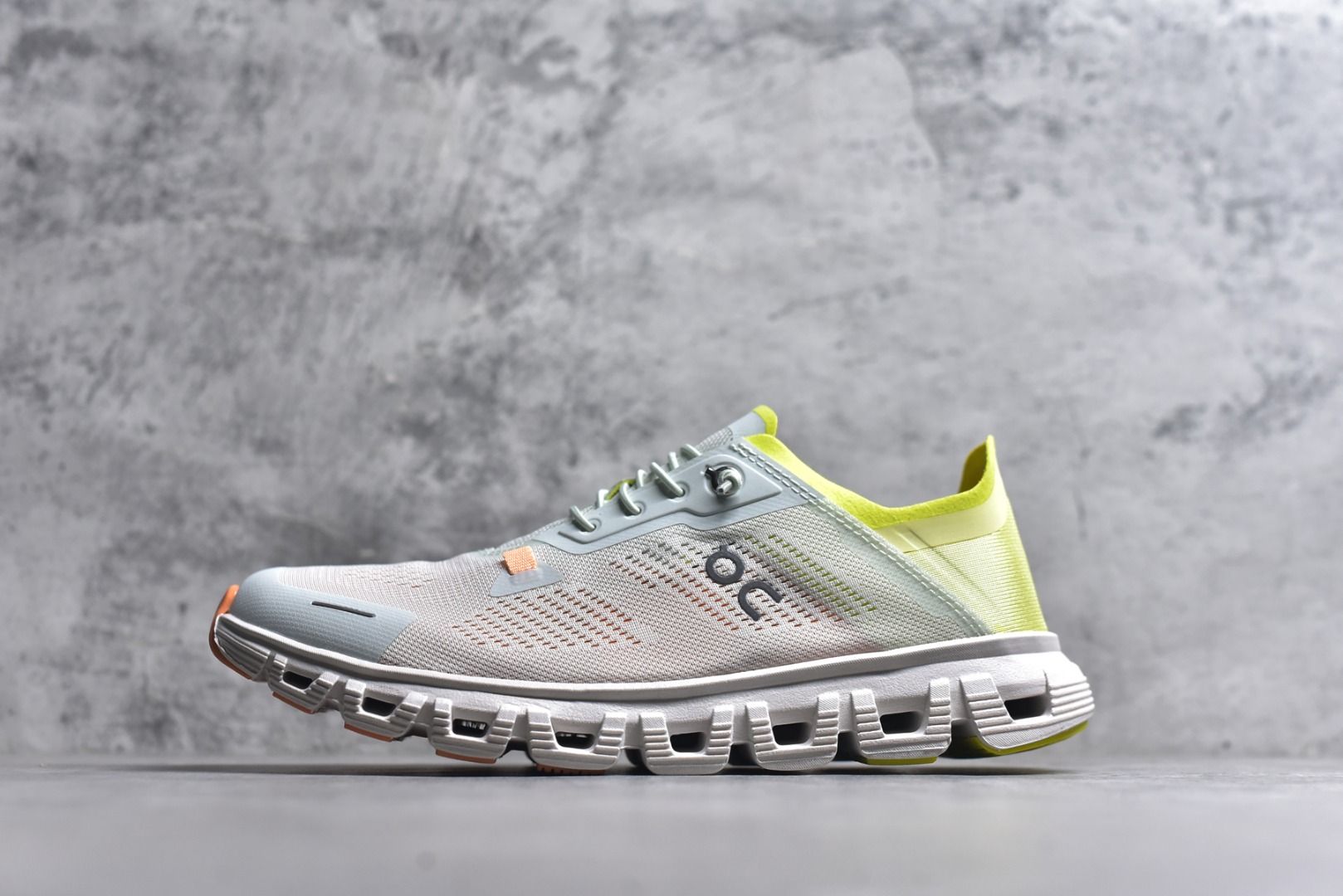 #On昂跑 Cloud 6 Coast 轻量运动休闲鞋 轻量透气的工程网格结合环保人造麂皮 衬托出活力醒目的视觉效果 饰有品牌Logo的TPU鞋带扣 让系带方式别具一格 是日常穿搭旅行和城市探索的理想之选 货号：3MF10030162 尺码：36 36.5 37.5 38 38.5 39 40 40.5 41 42 42.5 43 44 45-选品中心