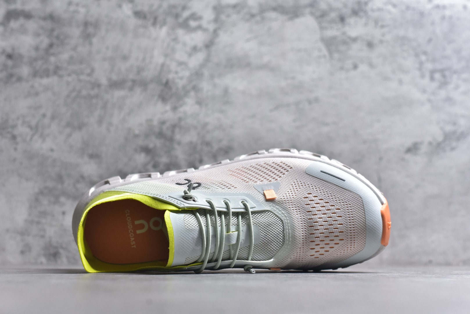 图片[4]-#On昂跑 Cloud 6 Coast 轻量运动休闲鞋 轻量透气的工程网格结合环保人造麂皮 衬托出活力醒目的视觉效果 饰有品牌Logo的TPU鞋带扣 让系带方式别具一格 是日常穿搭旅行和城市探索的理想之选 货号：3MF10030162 尺码：36 36.5 37.5 38 38.5 39 40 40.5 41 42 42.5 43 44 45-选品中心