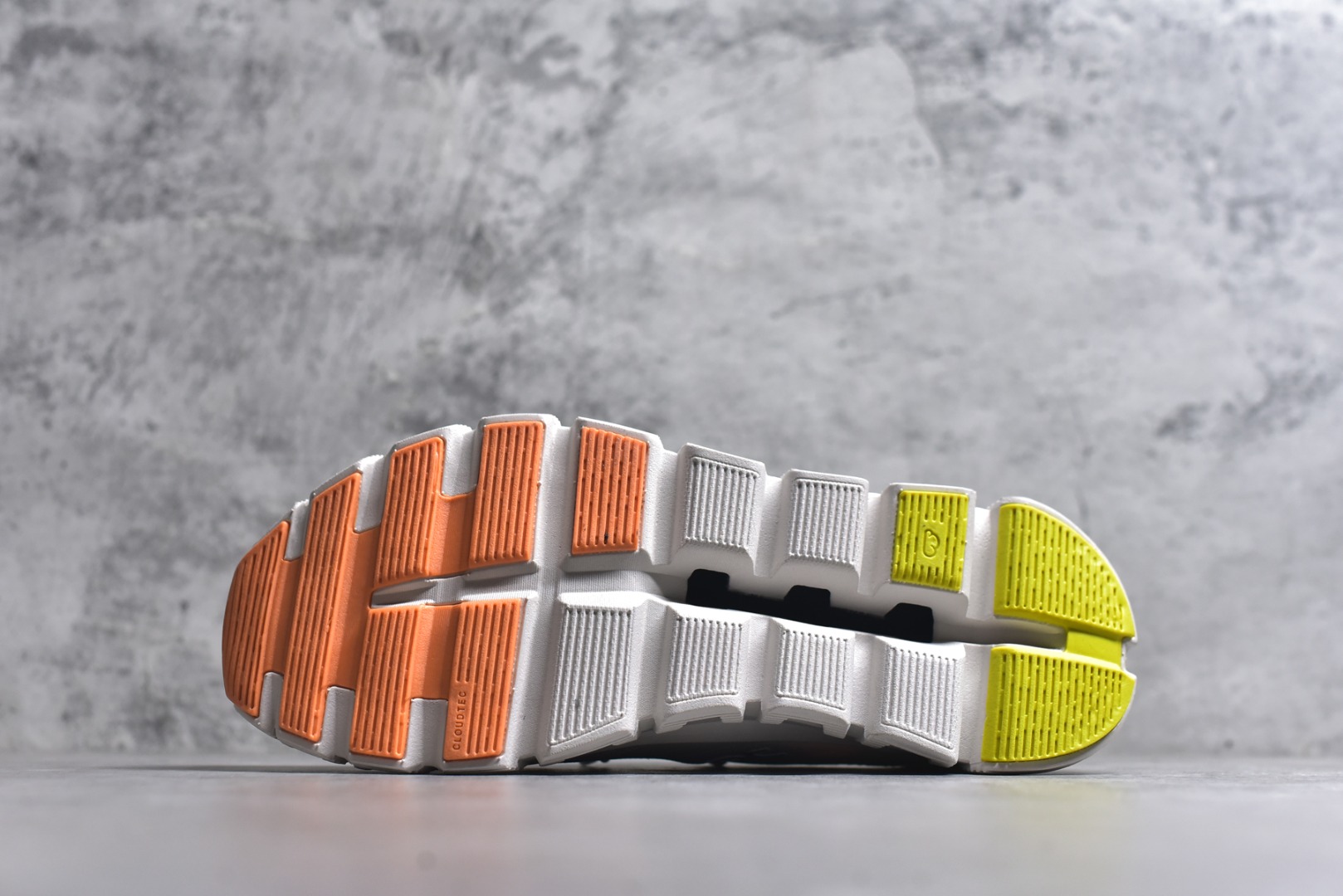 图片[6]-#On昂跑 Cloud 6 Coast 轻量运动休闲鞋 轻量透气的工程网格结合环保人造麂皮 衬托出活力醒目的视觉效果 饰有品牌Logo的TPU鞋带扣 让系带方式别具一格 是日常穿搭旅行和城市探索的理想之选 货号：3MF10030162 尺码：36 36.5 37.5 38 38.5 39 40 40.5 41 42 42.5 43 44 45-选品中心