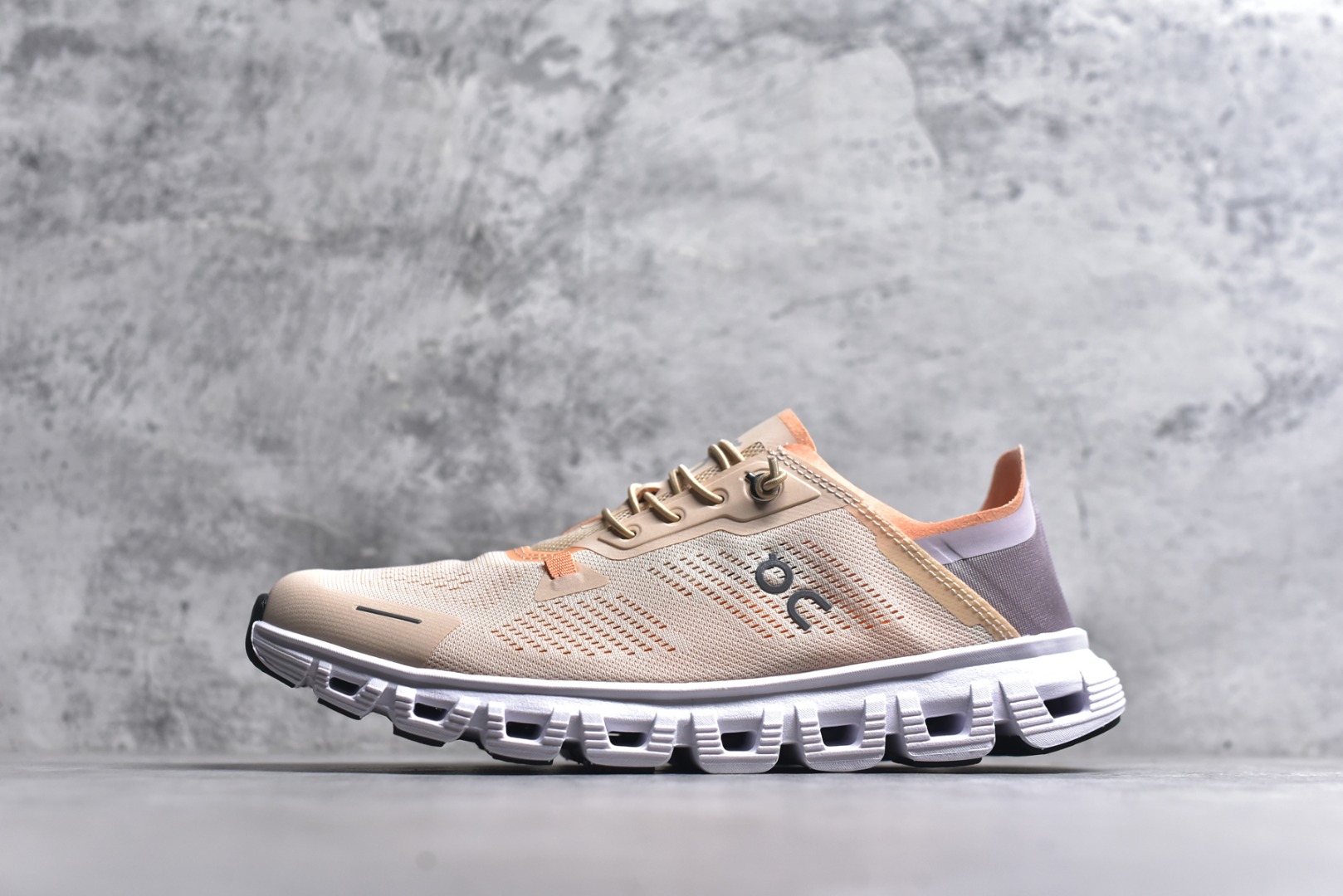 #On昂跑 Cloud 6 Coast 轻量运动休闲鞋 轻量透气的工程网格结合环保人造麂皮 衬托出活力醒目的视觉效果 饰有品牌Logo的TPU鞋带扣 让系带方式别具一格 是日常穿搭旅行和城市探索的理想之选 货号：3MF10030162 尺码：36 36.5 37.5 38 38.5 39 40 40.5 41 42 42.5 43 44 45-选品中心