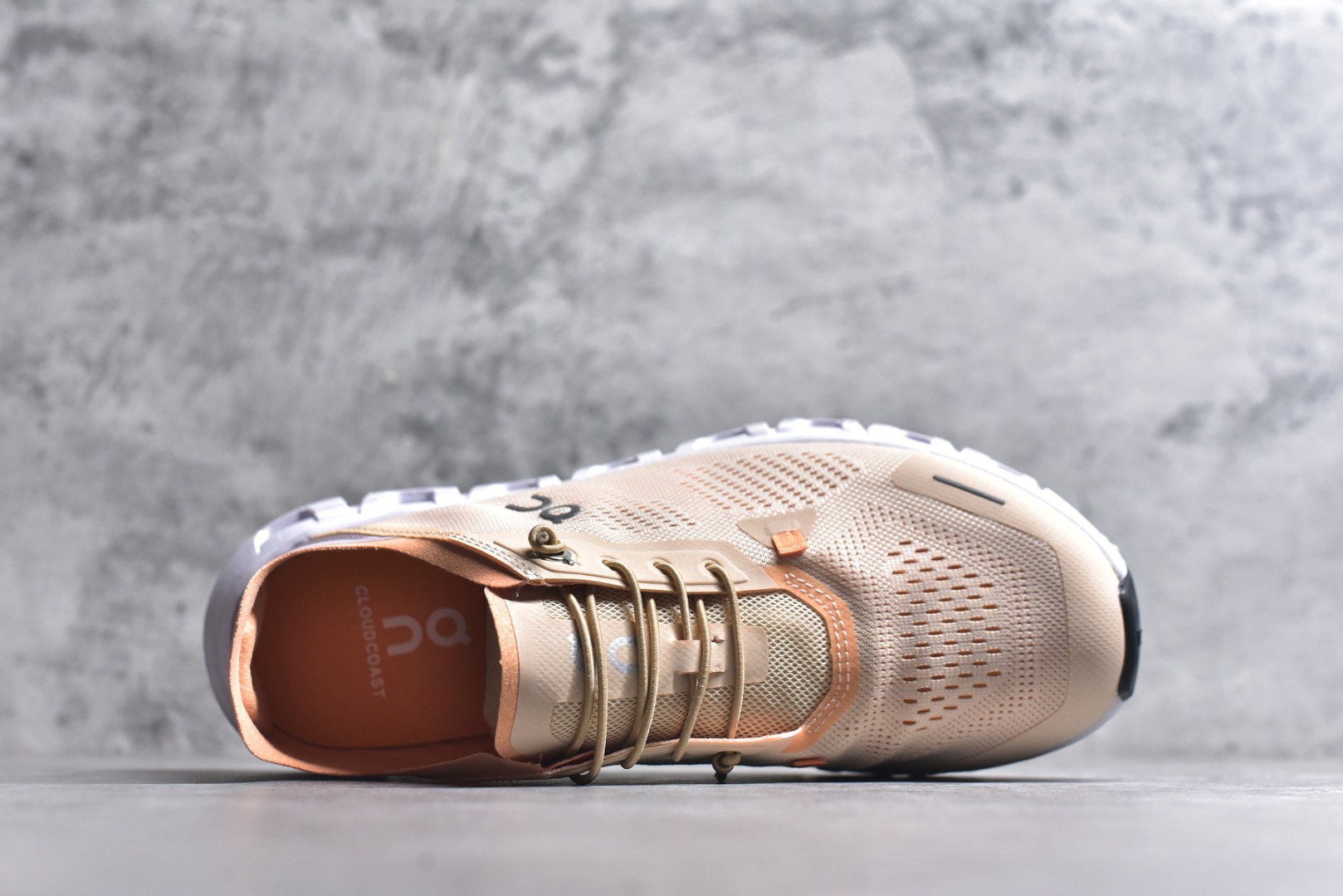 图片[4]-#On昂跑 Cloud 6 Coast 轻量运动休闲鞋 轻量透气的工程网格结合环保人造麂皮 衬托出活力醒目的视觉效果 饰有品牌Logo的TPU鞋带扣 让系带方式别具一格 是日常穿搭旅行和城市探索的理想之选 货号：3MF10030162 尺码：36 36.5 37.5 38 38.5 39 40 40.5 41 42 42.5 43 44 45-选品中心