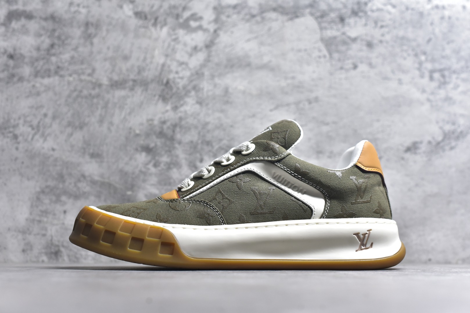 #LV 路易威登LOUIS VUITTON Tilted Low Sneakers 倾斜系列低帮复古休闲运动文化百搭板鞋 2026早春款板鞋 目前市场最顶 细节正确版 广东原产 升级原楦型开发纸版 厚实抽屉礼品鞋盒及包装说明书防尘布袋物件(附送官方快递加固牛皮纸外盒!!)#采用Monogram 丹宁布鞋面材质#鞋垫嵌入软脚感EVA物料#后跟耐弯折滴塑支撑片#全新开发TPR光泽组合隔色鞋底❗ 尺码：40 41 42 43 44 45-选品中心