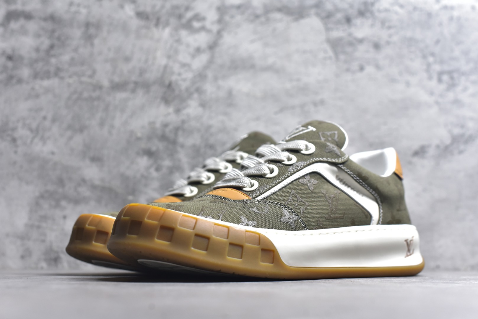 图片[2]-#LV 路易威登LOUIS VUITTON Tilted Low Sneakers 倾斜系列低帮复古休闲运动文化百搭板鞋 2026早春款板鞋 目前市场最顶 细节正确版 广东原产 升级原楦型开发纸版 厚实抽屉礼品鞋盒及包装说明书防尘布袋物件(附送官方快递加固牛皮纸外盒!!)#采用Monogram 丹宁布鞋面材质#鞋垫嵌入软脚感EVA物料#后跟耐弯折滴塑支撑片#全新开发TPR光泽组合隔色鞋底❗ 尺码：40 41 42 43 44 45-选品中心