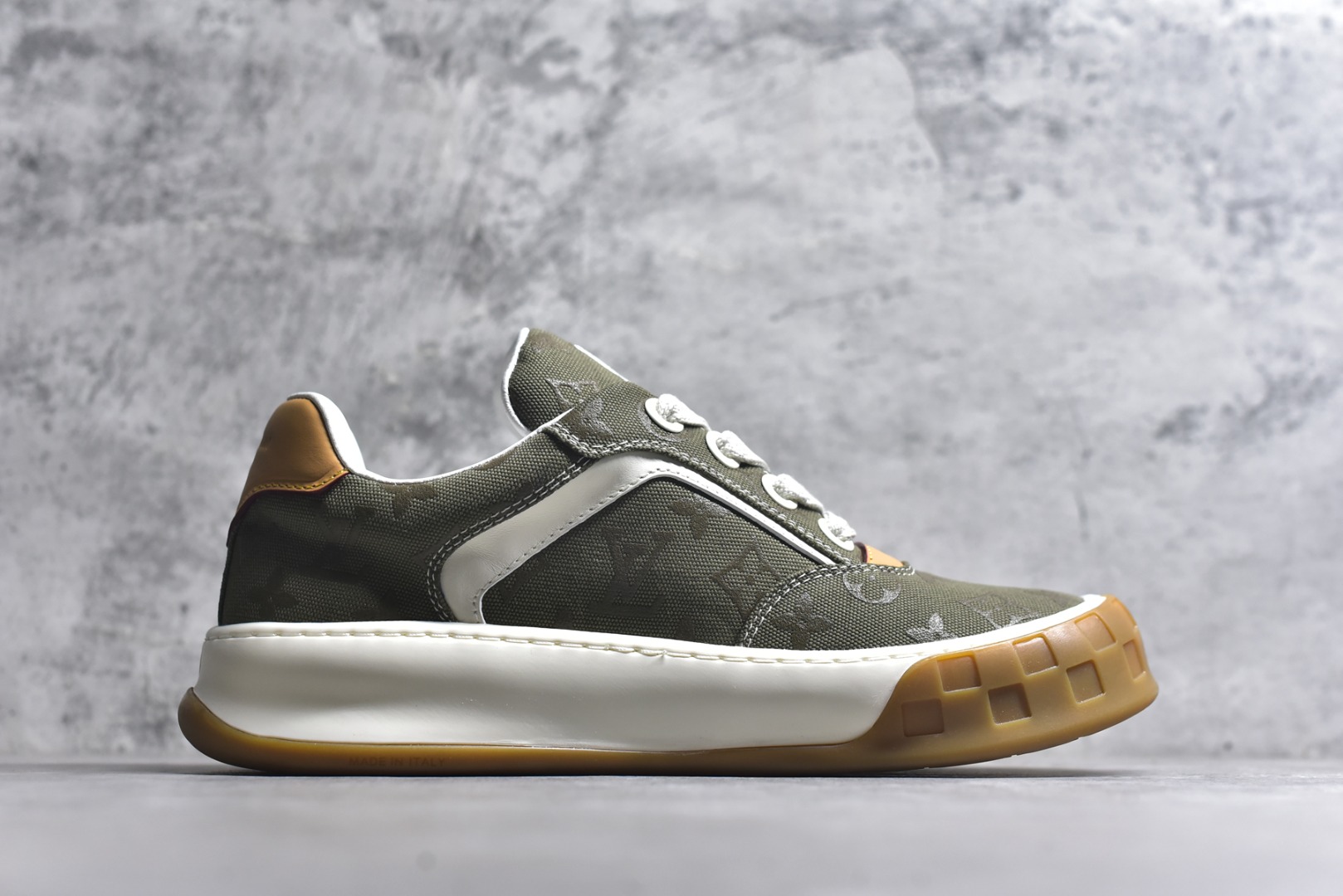 图片[3]-#LV 路易威登LOUIS VUITTON Tilted Low Sneakers 倾斜系列低帮复古休闲运动文化百搭板鞋 2026早春款板鞋 目前市场最顶 细节正确版 广东原产 升级原楦型开发纸版 厚实抽屉礼品鞋盒及包装说明书防尘布袋物件(附送官方快递加固牛皮纸外盒!!)#采用Monogram 丹宁布鞋面材质#鞋垫嵌入软脚感EVA物料#后跟耐弯折滴塑支撑片#全新开发TPR光泽组合隔色鞋底❗ 尺码：40 41 42 43 44 45-选品中心