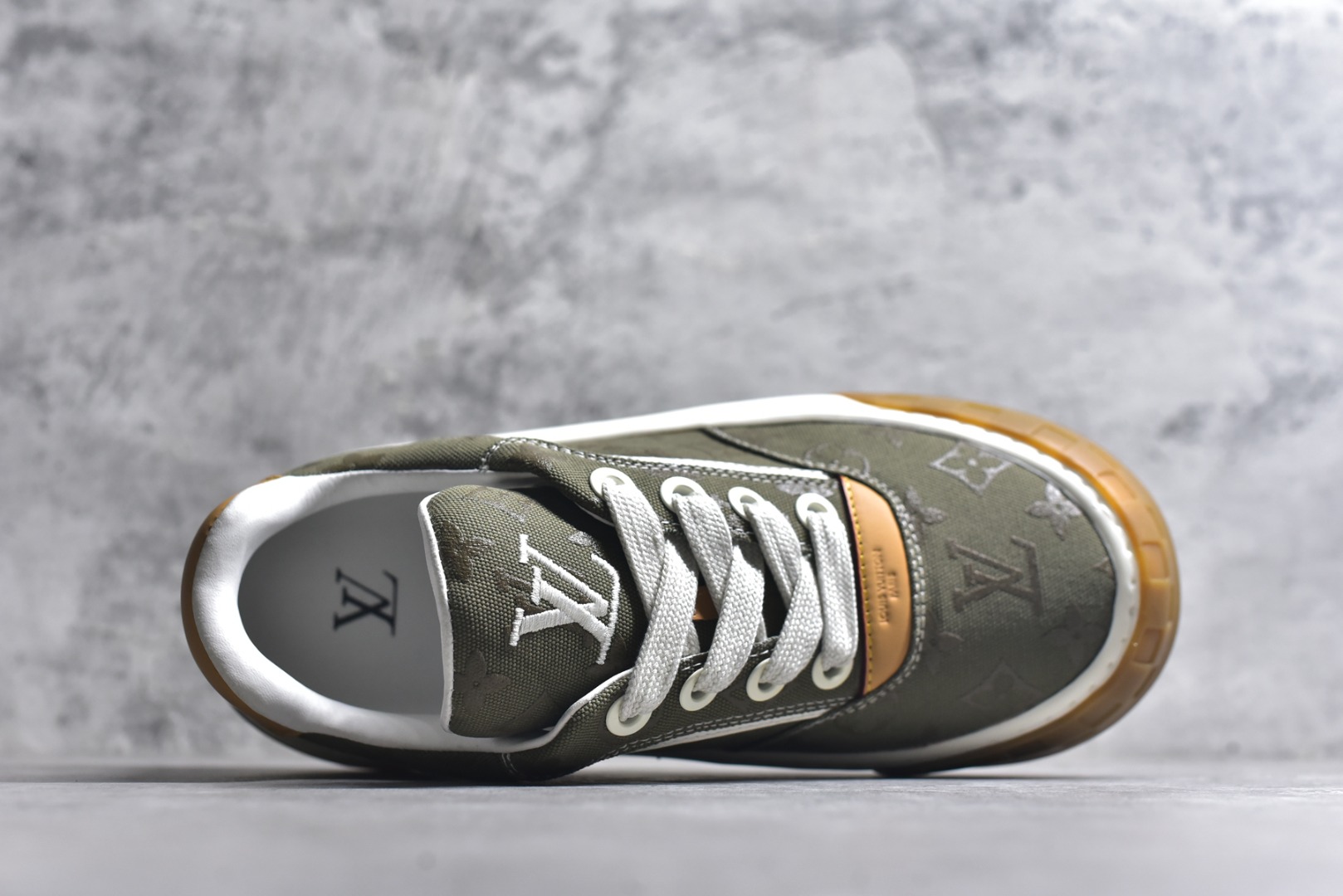图片[4]-#LV 路易威登LOUIS VUITTON Tilted Low Sneakers 倾斜系列低帮复古休闲运动文化百搭板鞋 2026早春款板鞋 目前市场最顶 细节正确版 广东原产 升级原楦型开发纸版 厚实抽屉礼品鞋盒及包装说明书防尘布袋物件(附送官方快递加固牛皮纸外盒!!)#采用Monogram 丹宁布鞋面材质#鞋垫嵌入软脚感EVA物料#后跟耐弯折滴塑支撑片#全新开发TPR光泽组合隔色鞋底❗ 尺码：40 41 42 43 44 45-选品中心