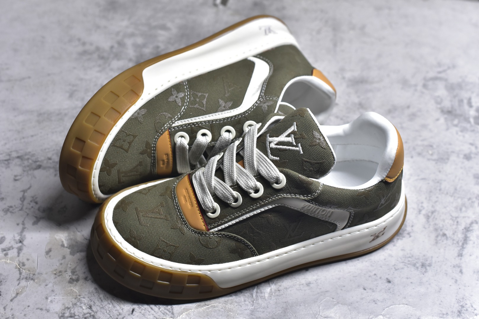 图片[7]-#LV 路易威登LOUIS VUITTON Tilted Low Sneakers 倾斜系列低帮复古休闲运动文化百搭板鞋 2026早春款板鞋 目前市场最顶 细节正确版 广东原产 升级原楦型开发纸版 厚实抽屉礼品鞋盒及包装说明书防尘布袋物件(附送官方快递加固牛皮纸外盒!!)#采用Monogram 丹宁布鞋面材质#鞋垫嵌入软脚感EVA物料#后跟耐弯折滴塑支撑片#全新开发TPR光泽组合隔色鞋底❗ 尺码：40 41 42 43 44 45-选品中心