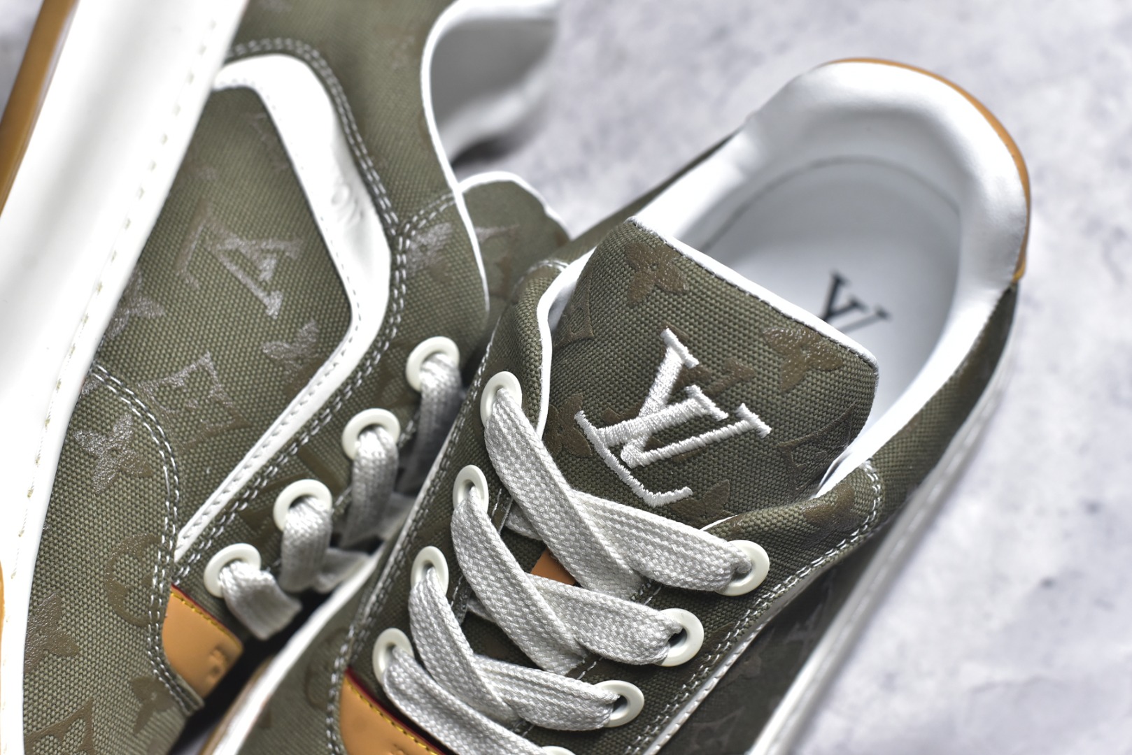 图片[9]-#LV 路易威登LOUIS VUITTON Tilted Low Sneakers 倾斜系列低帮复古休闲运动文化百搭板鞋 2026早春款板鞋 目前市场最顶 细节正确版 广东原产 升级原楦型开发纸版 厚实抽屉礼品鞋盒及包装说明书防尘布袋物件(附送官方快递加固牛皮纸外盒!!)#采用Monogram 丹宁布鞋面材质#鞋垫嵌入软脚感EVA物料#后跟耐弯折滴塑支撑片#全新开发TPR光泽组合隔色鞋底❗ 尺码：40 41 42 43 44 45-选品中心