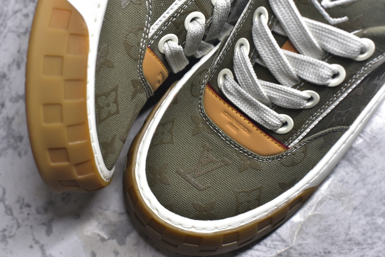 图片[8]-#LV 路易威登LOUIS VUITTON Tilted Low Sneakers 倾斜系列低帮复古休闲运动文化百搭板鞋 2026早春款板鞋 目前市场最顶 细节正确版 广东原产 升级原楦型开发纸版 厚实抽屉礼品鞋盒及包装说明书防尘布袋物件(附送官方快递加固牛皮纸外盒!!)#采用Monogram 丹宁布鞋面材质#鞋垫嵌入软脚感EVA物料#后跟耐弯折滴塑支撑片#全新开发TPR光泽组合隔色鞋底❗ 尺码：40 41 42 43 44 45-选品中心