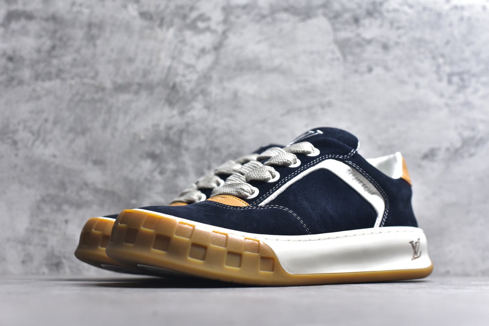 图片[2]-#LV 路易威登LOUIS VUITTON Tilted Low Sneakers 倾斜系列低帮复古休闲运动文化百搭板鞋 2026早春款板鞋 目前市场最顶 细节正确版 广东原产 升级原楦型开发纸版 厚实抽屉礼品鞋盒及包装说明书防尘布袋物件(附送官方快递加固牛皮纸外盒!!)#采用Monogram 丹宁布鞋面材质#鞋垫嵌入软脚感EVA物料#后跟耐弯折滴塑支撑片#全新开发TPR光泽组合隔色鞋底❗ 尺码：40 41 42 43 44 45-选品中心