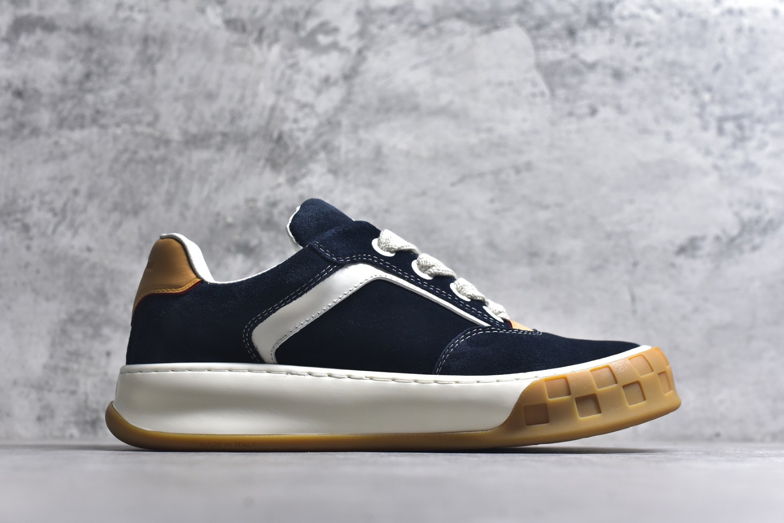 图片[3]-#LV 路易威登LOUIS VUITTON Tilted Low Sneakers 倾斜系列低帮复古休闲运动文化百搭板鞋 2026早春款板鞋 目前市场最顶 细节正确版 广东原产 升级原楦型开发纸版 厚实抽屉礼品鞋盒及包装说明书防尘布袋物件(附送官方快递加固牛皮纸外盒!!)#采用Monogram 丹宁布鞋面材质#鞋垫嵌入软脚感EVA物料#后跟耐弯折滴塑支撑片#全新开发TPR光泽组合隔色鞋底❗ 尺码：40 41 42 43 44 45-选品中心