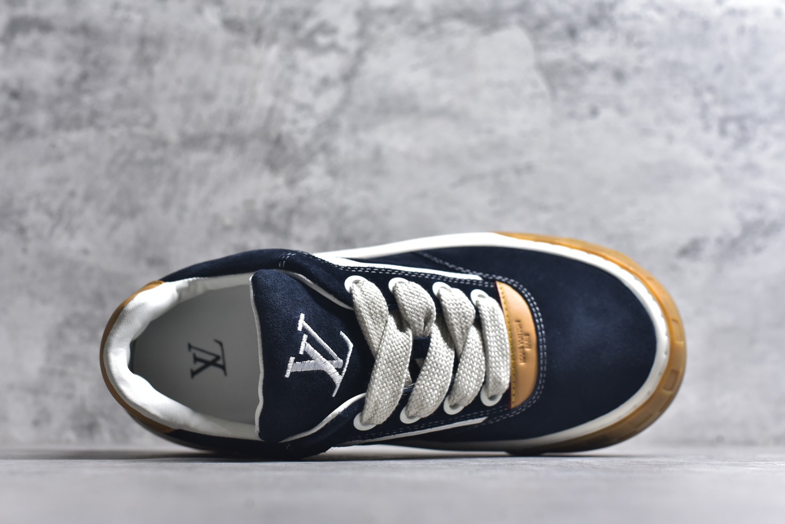 图片[4]-#LV 路易威登LOUIS VUITTON Tilted Low Sneakers 倾斜系列低帮复古休闲运动文化百搭板鞋 2026早春款板鞋 目前市场最顶 细节正确版 广东原产 升级原楦型开发纸版 厚实抽屉礼品鞋盒及包装说明书防尘布袋物件(附送官方快递加固牛皮纸外盒!!)#采用Monogram 丹宁布鞋面材质#鞋垫嵌入软脚感EVA物料#后跟耐弯折滴塑支撑片#全新开发TPR光泽组合隔色鞋底❗ 尺码：40 41 42 43 44 45-选品中心