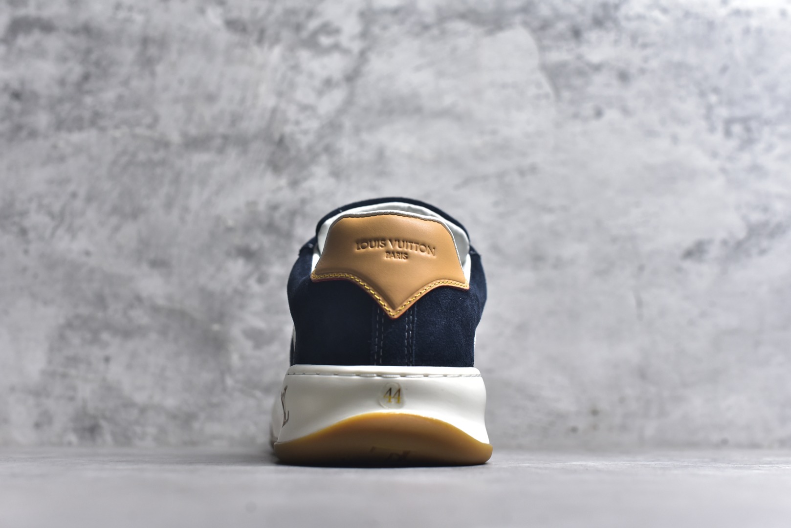 图片[5]-#LV 路易威登LOUIS VUITTON Tilted Low Sneakers 倾斜系列低帮复古休闲运动文化百搭板鞋 2026早春款板鞋 目前市场最顶 细节正确版 广东原产 升级原楦型开发纸版 厚实抽屉礼品鞋盒及包装说明书防尘布袋物件(附送官方快递加固牛皮纸外盒!!)#采用Monogram 丹宁布鞋面材质#鞋垫嵌入软脚感EVA物料#后跟耐弯折滴塑支撑片#全新开发TPR光泽组合隔色鞋底❗ 尺码：40 41 42 43 44 45-选品中心