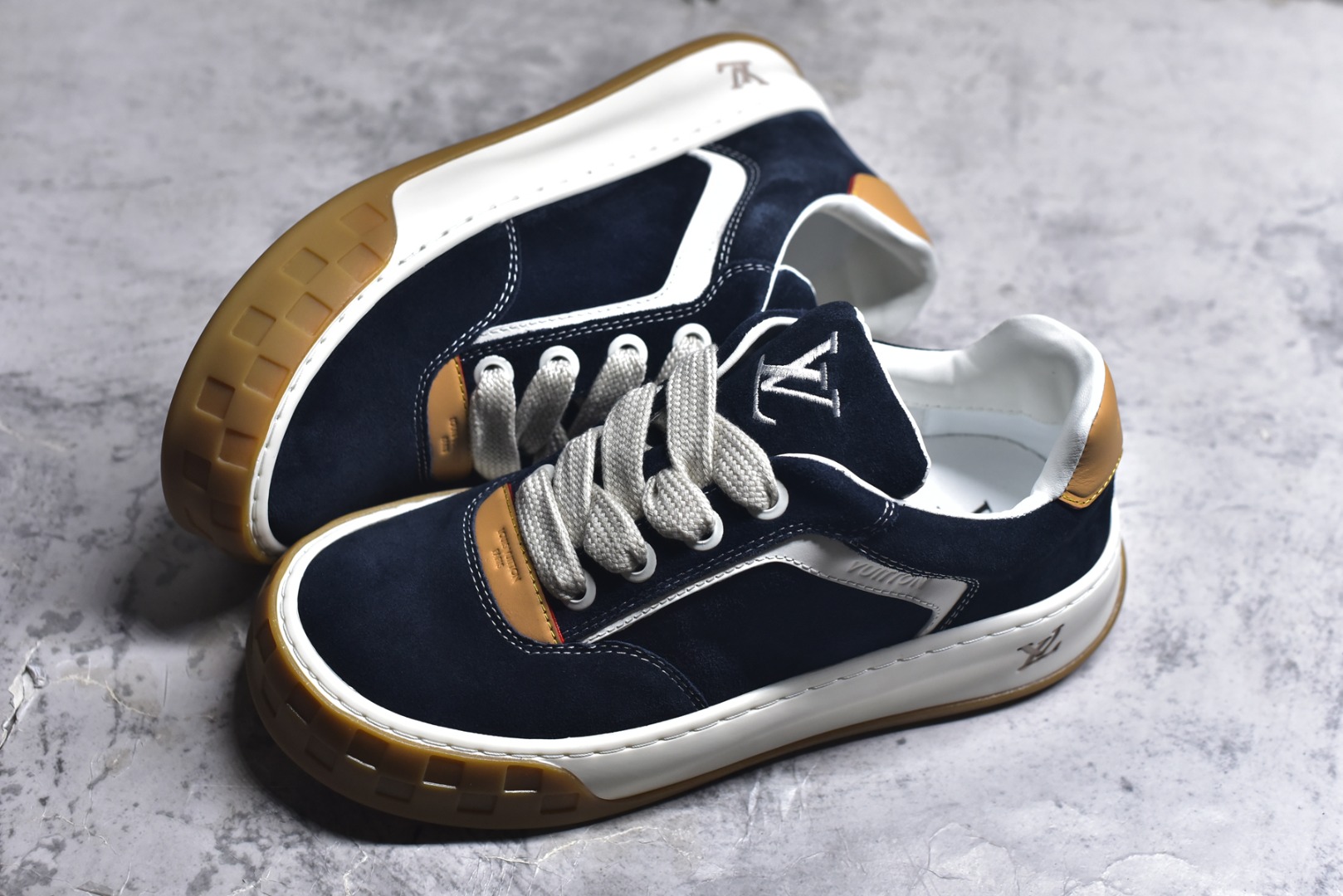图片[7]-#LV 路易威登LOUIS VUITTON Tilted Low Sneakers 倾斜系列低帮复古休闲运动文化百搭板鞋 2026早春款板鞋 目前市场最顶 细节正确版 广东原产 升级原楦型开发纸版 厚实抽屉礼品鞋盒及包装说明书防尘布袋物件(附送官方快递加固牛皮纸外盒!!)#采用Monogram 丹宁布鞋面材质#鞋垫嵌入软脚感EVA物料#后跟耐弯折滴塑支撑片#全新开发TPR光泽组合隔色鞋底❗ 尺码：40 41 42 43 44 45-选品中心