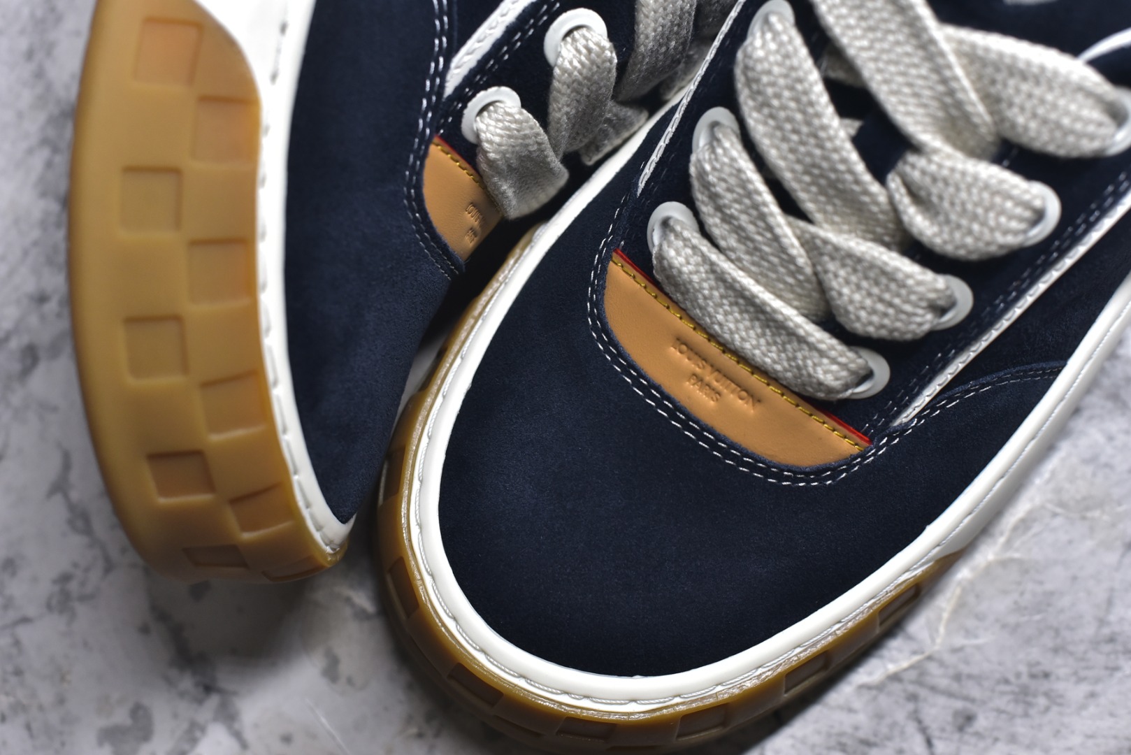 图片[8]-#LV 路易威登LOUIS VUITTON Tilted Low Sneakers 倾斜系列低帮复古休闲运动文化百搭板鞋 2026早春款板鞋 目前市场最顶 细节正确版 广东原产 升级原楦型开发纸版 厚实抽屉礼品鞋盒及包装说明书防尘布袋物件(附送官方快递加固牛皮纸外盒!!)#采用Monogram 丹宁布鞋面材质#鞋垫嵌入软脚感EVA物料#后跟耐弯折滴塑支撑片#全新开发TPR光泽组合隔色鞋底❗ 尺码：40 41 42 43 44 45-选品中心