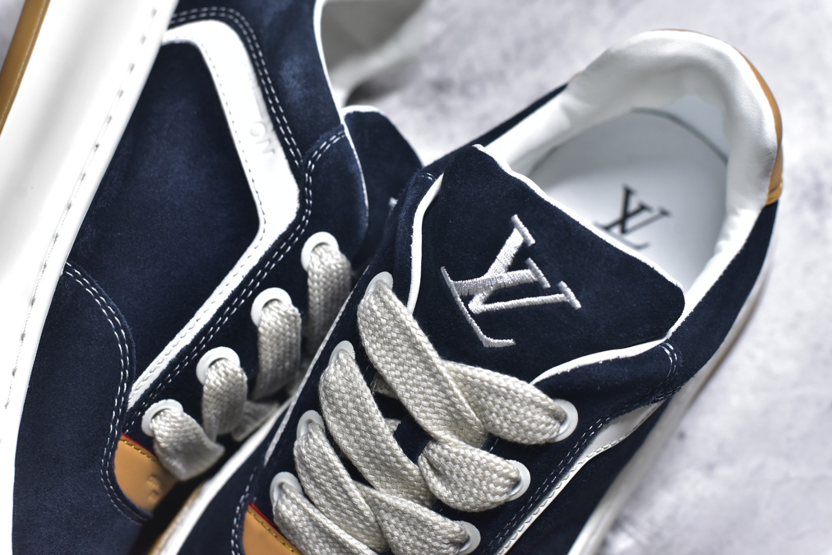图片[9]-#LV 路易威登LOUIS VUITTON Tilted Low Sneakers 倾斜系列低帮复古休闲运动文化百搭板鞋 2026早春款板鞋 目前市场最顶 细节正确版 广东原产 升级原楦型开发纸版 厚实抽屉礼品鞋盒及包装说明书防尘布袋物件(附送官方快递加固牛皮纸外盒!!)#采用Monogram 丹宁布鞋面材质#鞋垫嵌入软脚感EVA物料#后跟耐弯折滴塑支撑片#全新开发TPR光泽组合隔色鞋底❗ 尺码：40 41 42 43 44 45-选品中心