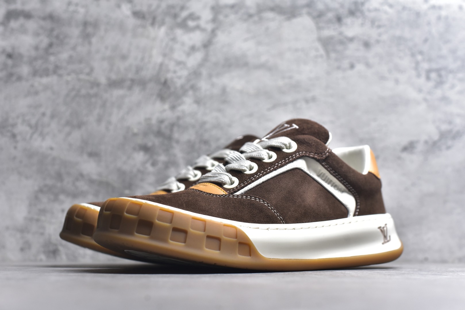 图片[2]-#LV 路易威登LOUIS VUITTON Tilted Low Sneakers 倾斜系列低帮复古休闲运动文化百搭板鞋 2026早春款板鞋 目前市场最顶 细节正确版 广东原产 升级原楦型开发纸版 厚实抽屉礼品鞋盒及包装说明书防尘布袋物件(附送官方快递加固牛皮纸外盒!!)#采用Monogram 丹宁布鞋面材质#鞋垫嵌入软脚感EVA物料#后跟耐弯折滴塑支撑片#全新开发TPR光泽组合隔色鞋底❗ 尺码：40 41 42 43 44 45-选品中心