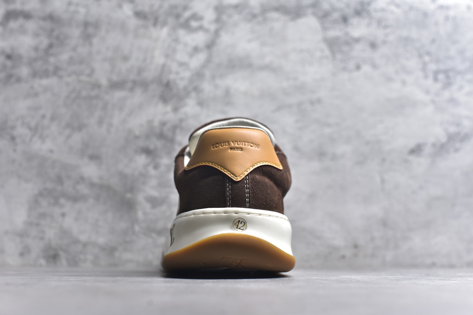 图片[5]-#LV 路易威登LOUIS VUITTON Tilted Low Sneakers 倾斜系列低帮复古休闲运动文化百搭板鞋 2026早春款板鞋 目前市场最顶 细节正确版 广东原产 升级原楦型开发纸版 厚实抽屉礼品鞋盒及包装说明书防尘布袋物件(附送官方快递加固牛皮纸外盒!!)#采用Monogram 丹宁布鞋面材质#鞋垫嵌入软脚感EVA物料#后跟耐弯折滴塑支撑片#全新开发TPR光泽组合隔色鞋底❗ 尺码：40 41 42 43 44 45-选品中心