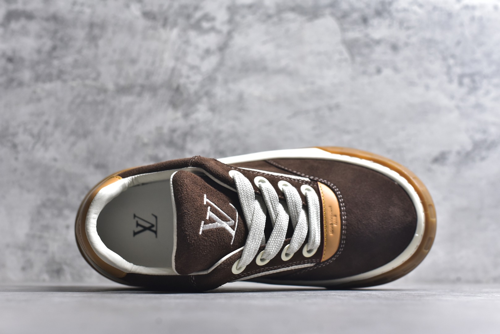 图片[4]-#LV 路易威登LOUIS VUITTON Tilted Low Sneakers 倾斜系列低帮复古休闲运动文化百搭板鞋 2026早春款板鞋 目前市场最顶 细节正确版 广东原产 升级原楦型开发纸版 厚实抽屉礼品鞋盒及包装说明书防尘布袋物件(附送官方快递加固牛皮纸外盒!!)#采用Monogram 丹宁布鞋面材质#鞋垫嵌入软脚感EVA物料#后跟耐弯折滴塑支撑片#全新开发TPR光泽组合隔色鞋底❗ 尺码：40 41 42 43 44 45-选品中心