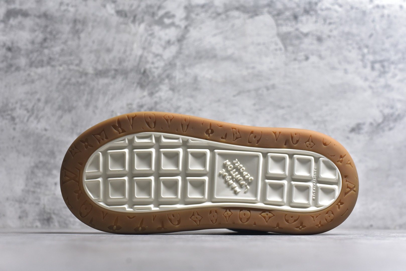 图片[6]-#LV 路易威登LOUIS VUITTON Tilted Low Sneakers 倾斜系列低帮复古休闲运动文化百搭板鞋 2026早春款板鞋 目前市场最顶 细节正确版 广东原产 升级原楦型开发纸版 厚实抽屉礼品鞋盒及包装说明书防尘布袋物件(附送官方快递加固牛皮纸外盒!!)#采用Monogram 丹宁布鞋面材质#鞋垫嵌入软脚感EVA物料#后跟耐弯折滴塑支撑片#全新开发TPR光泽组合隔色鞋底❗ 尺码：40 41 42 43 44 45-选品中心