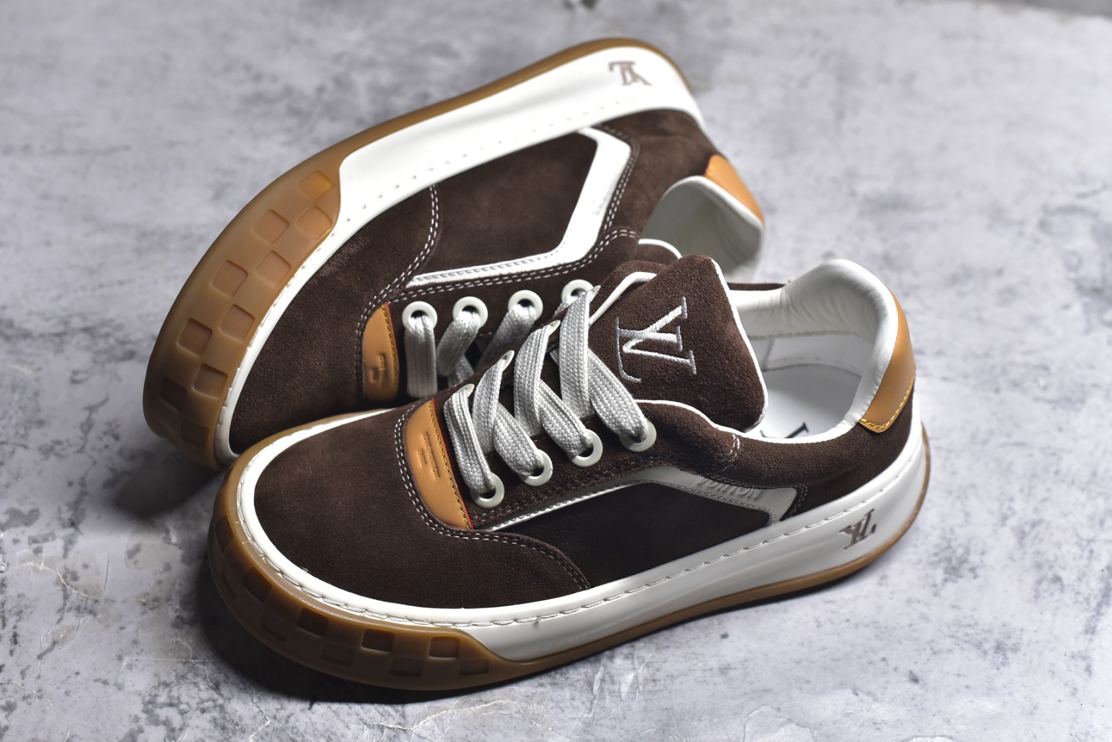图片[7]-#LV 路易威登LOUIS VUITTON Tilted Low Sneakers 倾斜系列低帮复古休闲运动文化百搭板鞋 2026早春款板鞋 目前市场最顶 细节正确版 广东原产 升级原楦型开发纸版 厚实抽屉礼品鞋盒及包装说明书防尘布袋物件(附送官方快递加固牛皮纸外盒!!)#采用Monogram 丹宁布鞋面材质#鞋垫嵌入软脚感EVA物料#后跟耐弯折滴塑支撑片#全新开发TPR光泽组合隔色鞋底❗ 尺码：40 41 42 43 44 45-选品中心