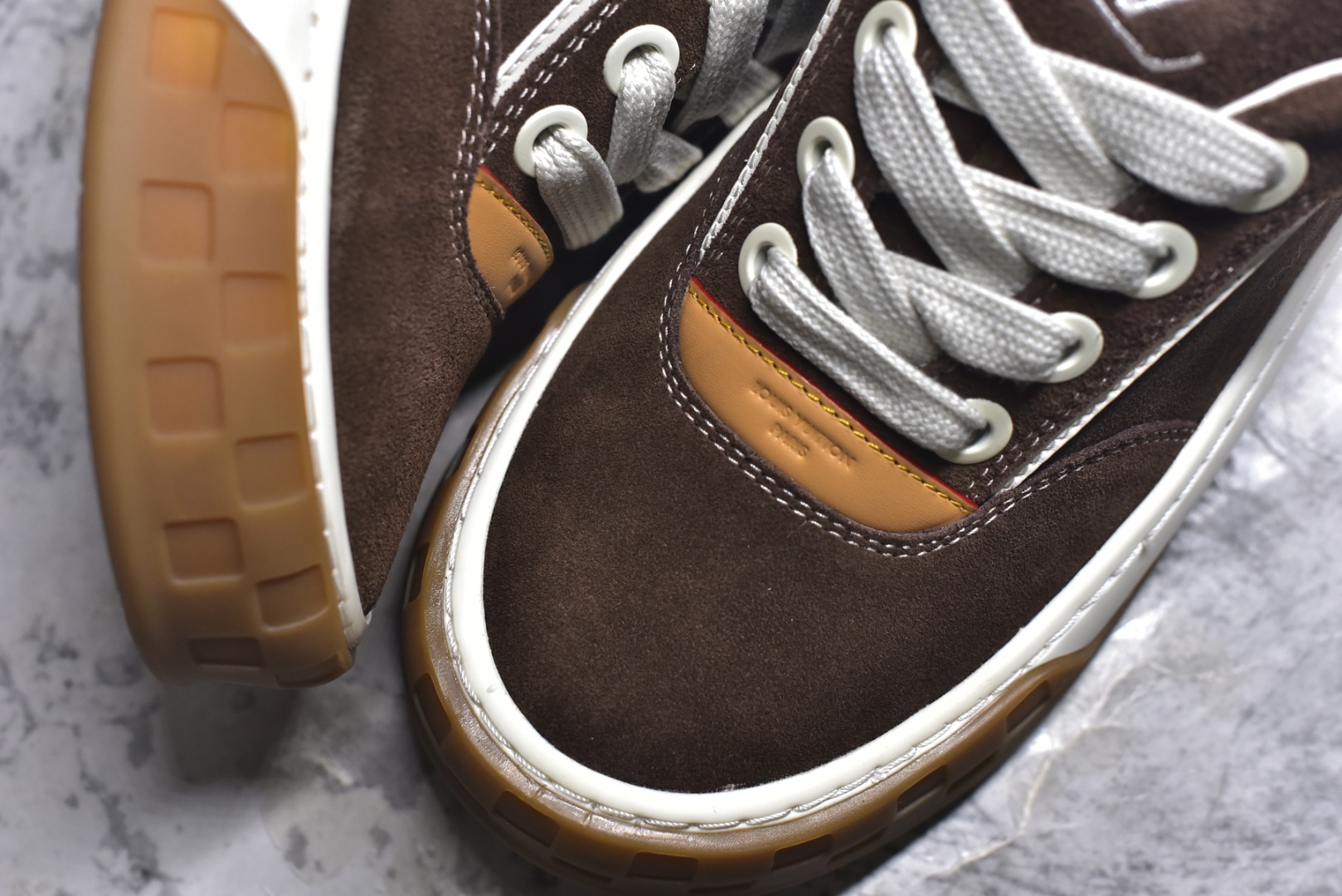 图片[8]-#LV 路易威登LOUIS VUITTON Tilted Low Sneakers 倾斜系列低帮复古休闲运动文化百搭板鞋 2026早春款板鞋 目前市场最顶 细节正确版 广东原产 升级原楦型开发纸版 厚实抽屉礼品鞋盒及包装说明书防尘布袋物件(附送官方快递加固牛皮纸外盒!!)#采用Monogram 丹宁布鞋面材质#鞋垫嵌入软脚感EVA物料#后跟耐弯折滴塑支撑片#全新开发TPR光泽组合隔色鞋底❗ 尺码：40 41 42 43 44 45-选品中心