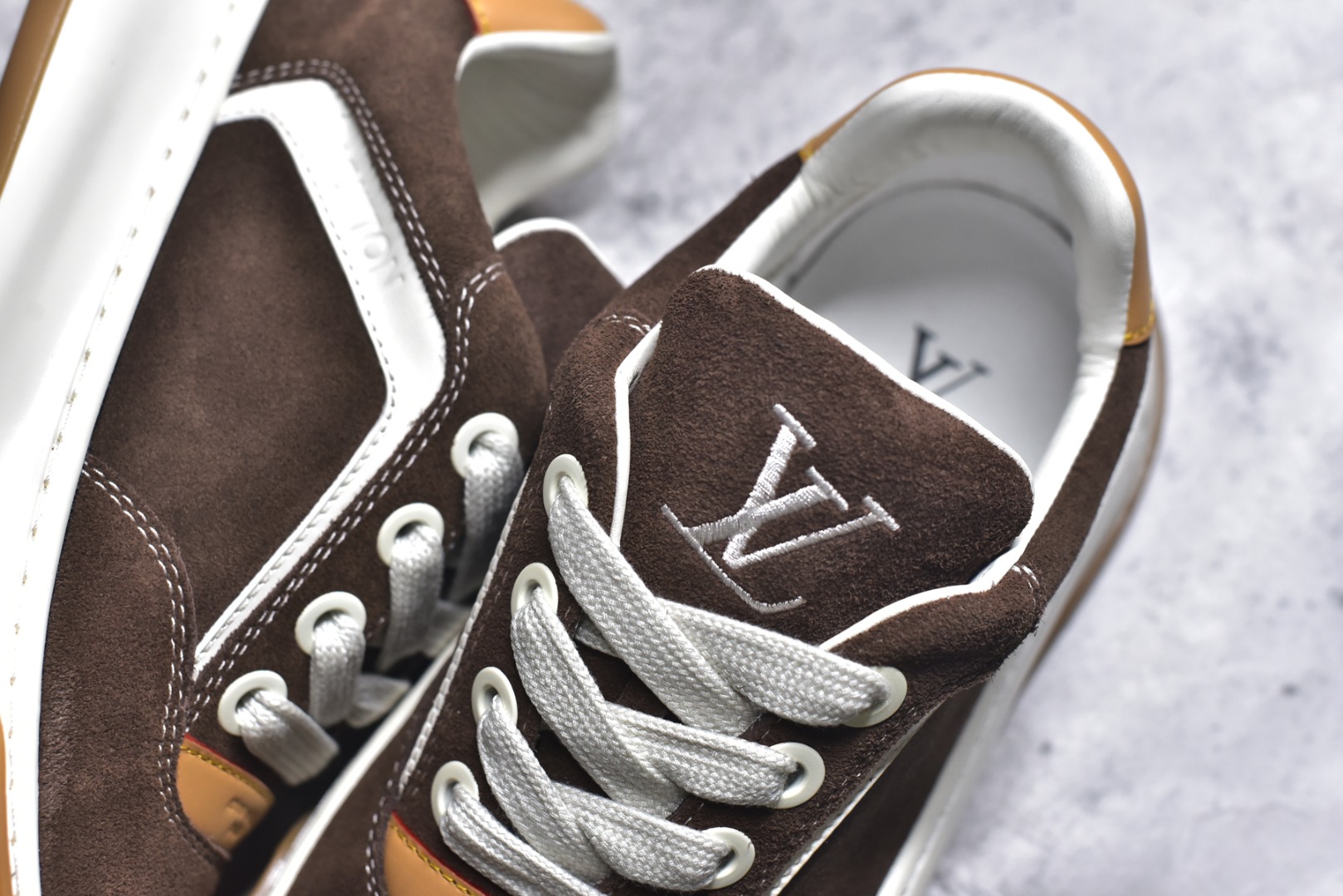 图片[9]-#LV 路易威登LOUIS VUITTON Tilted Low Sneakers 倾斜系列低帮复古休闲运动文化百搭板鞋 2026早春款板鞋 目前市场最顶 细节正确版 广东原产 升级原楦型开发纸版 厚实抽屉礼品鞋盒及包装说明书防尘布袋物件(附送官方快递加固牛皮纸外盒!!)#采用Monogram 丹宁布鞋面材质#鞋垫嵌入软脚感EVA物料#后跟耐弯折滴塑支撑片#全新开发TPR光泽组合隔色鞋底❗ 尺码：40 41 42 43 44 45-选品中心