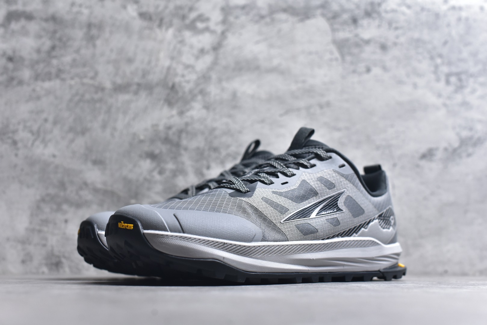 图片[2]-#Altra Lone Peak 9 舒适运动越野跑鞋 2009年，长跑精英运动员Golden Harper在美国犹他州创立了“Altra Footwear”，跑鞋特点是采用舒适的FootShape™M（很适鞋楦）设计和独特的BalancedCushioning™（平衡缓冲）技术，帮助遭受伤病困扰的跑者回归跑步，从而迅速积累起良好的口碑。2011年品牌迅速发展，屡获大奖。2015年开始不仅占据全美跑鞋前十，足迹更是遍布全球。2016年Altra正式进入中国市场，凭借独特的品牌风格以及出色的性能表现，三年来获得越来越多普通跑者的喜爱。销售业绩增长迅速，成为中国越野跑市场占有量前三的跑鞋品牌。实拍调校N版已经零色差零失真 百分百还原实物色彩所见即所得 不存在货不对板色差等低级问题 选购参考实物拍摄 不混卖不参货 只用心做好货严格选品 承诺混一赔十 尺码：39 40 40.5 41 42 42.5 43 44 44.5 45 46-选品中心