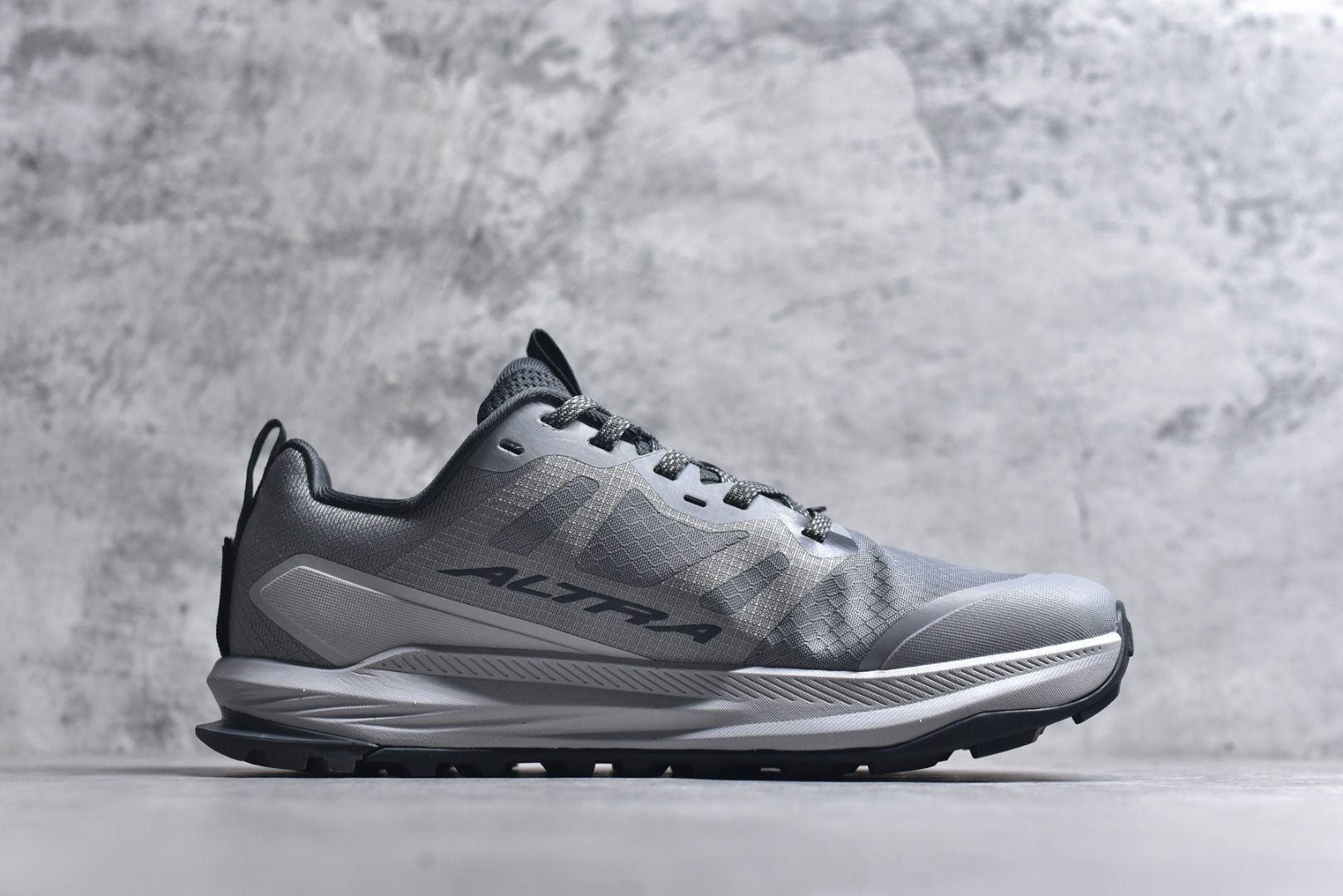 图片[3]-#Altra Lone Peak 9 舒适运动越野跑鞋 2009年，长跑精英运动员Golden Harper在美国犹他州创立了“Altra Footwear”，跑鞋特点是采用舒适的FootShape™M（很适鞋楦）设计和独特的BalancedCushioning™（平衡缓冲）技术，帮助遭受伤病困扰的跑者回归跑步，从而迅速积累起良好的口碑。2011年品牌迅速发展，屡获大奖。2015年开始不仅占据全美跑鞋前十，足迹更是遍布全球。2016年Altra正式进入中国市场，凭借独特的品牌风格以及出色的性能表现，三年来获得越来越多普通跑者的喜爱。销售业绩增长迅速，成为中国越野跑市场占有量前三的跑鞋品牌。实拍调校N版已经零色差零失真 百分百还原实物色彩所见即所得 不存在货不对板色差等低级问题 选购参考实物拍摄 不混卖不参货 只用心做好货严格选品 承诺混一赔十 尺码：39 40 40.5 41 42 42.5 43 44 44.5 45 46-选品中心