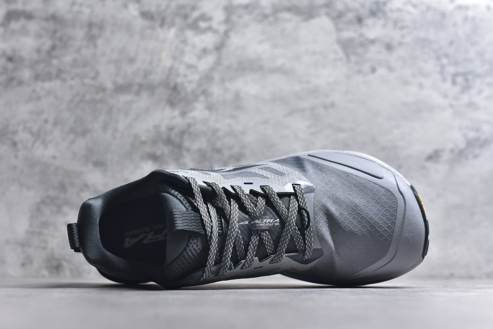 图片[4]-#Altra Lone Peak 9 舒适运动越野跑鞋 2009年，长跑精英运动员Golden Harper在美国犹他州创立了“Altra Footwear”，跑鞋特点是采用舒适的FootShape™M（很适鞋楦）设计和独特的BalancedCushioning™（平衡缓冲）技术，帮助遭受伤病困扰的跑者回归跑步，从而迅速积累起良好的口碑。2011年品牌迅速发展，屡获大奖。2015年开始不仅占据全美跑鞋前十，足迹更是遍布全球。2016年Altra正式进入中国市场，凭借独特的品牌风格以及出色的性能表现，三年来获得越来越多普通跑者的喜爱。销售业绩增长迅速，成为中国越野跑市场占有量前三的跑鞋品牌。实拍调校N版已经零色差零失真 百分百还原实物色彩所见即所得 不存在货不对板色差等低级问题 选购参考实物拍摄 不混卖不参货 只用心做好货严格选品 承诺混一赔十 尺码：39 40 40.5 41 42 42.5 43 44 44.5 45 46-选品中心