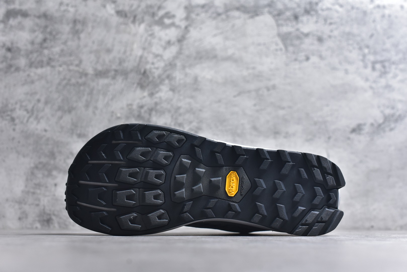 图片[6]-#Altra Lone Peak 9 舒适运动越野跑鞋 2009年，长跑精英运动员Golden Harper在美国犹他州创立了“Altra Footwear”，跑鞋特点是采用舒适的FootShape™M（很适鞋楦）设计和独特的BalancedCushioning™（平衡缓冲）技术，帮助遭受伤病困扰的跑者回归跑步，从而迅速积累起良好的口碑。2011年品牌迅速发展，屡获大奖。2015年开始不仅占据全美跑鞋前十，足迹更是遍布全球。2016年Altra正式进入中国市场，凭借独特的品牌风格以及出色的性能表现，三年来获得越来越多普通跑者的喜爱。销售业绩增长迅速，成为中国越野跑市场占有量前三的跑鞋品牌。实拍调校N版已经零色差零失真 百分百还原实物色彩所见即所得 不存在货不对板色差等低级问题 选购参考实物拍摄 不混卖不参货 只用心做好货严格选品 承诺混一赔十 尺码：39 40 40.5 41 42 42.5 43 44 44.5 45 46-选品中心