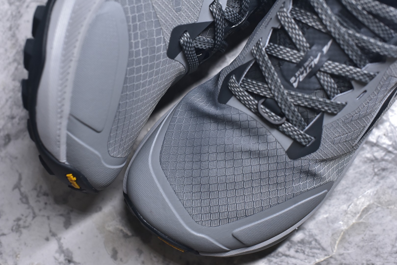 图片[8]-#Altra Lone Peak 9 舒适运动越野跑鞋 2009年，长跑精英运动员Golden Harper在美国犹他州创立了“Altra Footwear”，跑鞋特点是采用舒适的FootShape™M（很适鞋楦）设计和独特的BalancedCushioning™（平衡缓冲）技术，帮助遭受伤病困扰的跑者回归跑步，从而迅速积累起良好的口碑。2011年品牌迅速发展，屡获大奖。2015年开始不仅占据全美跑鞋前十，足迹更是遍布全球。2016年Altra正式进入中国市场，凭借独特的品牌风格以及出色的性能表现，三年来获得越来越多普通跑者的喜爱。销售业绩增长迅速，成为中国越野跑市场占有量前三的跑鞋品牌。实拍调校N版已经零色差零失真 百分百还原实物色彩所见即所得 不存在货不对板色差等低级问题 选购参考实物拍摄 不混卖不参货 只用心做好货严格选品 承诺混一赔十 尺码：39 40 40.5 41 42 42.5 43 44 44.5 45 46-选品中心