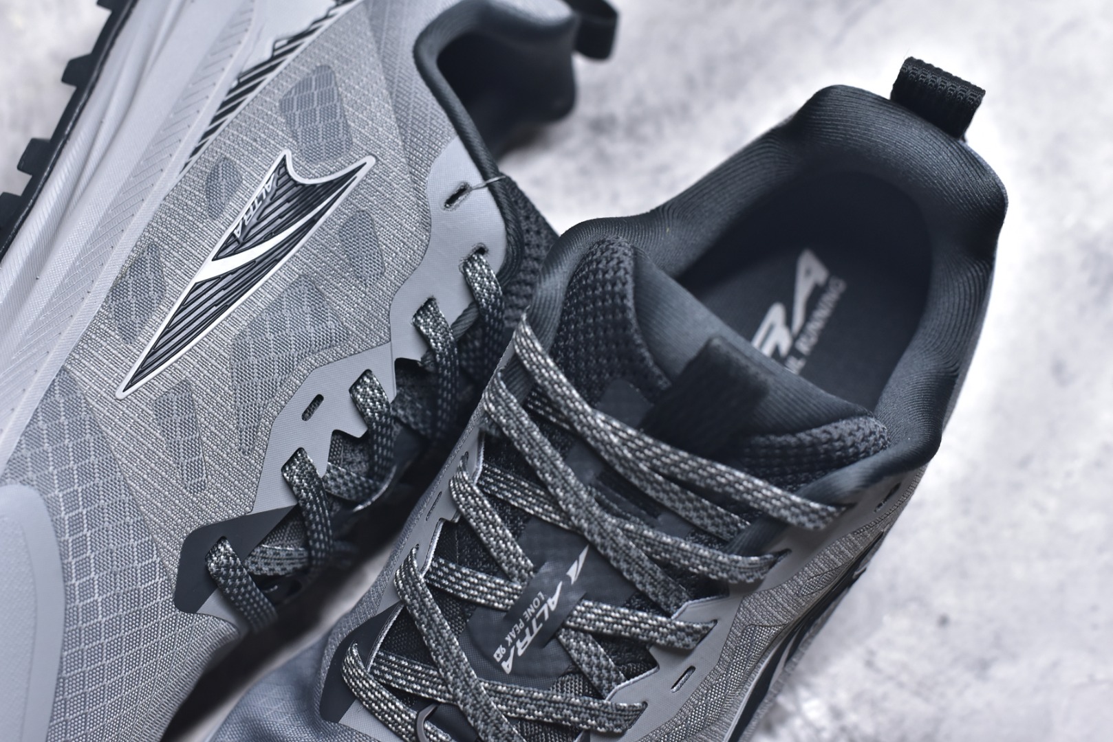 图片[9]-#Altra Lone Peak 9 舒适运动越野跑鞋 2009年，长跑精英运动员Golden Harper在美国犹他州创立了“Altra Footwear”，跑鞋特点是采用舒适的FootShape™M（很适鞋楦）设计和独特的BalancedCushioning™（平衡缓冲）技术，帮助遭受伤病困扰的跑者回归跑步，从而迅速积累起良好的口碑。2011年品牌迅速发展，屡获大奖。2015年开始不仅占据全美跑鞋前十，足迹更是遍布全球。2016年Altra正式进入中国市场，凭借独特的品牌风格以及出色的性能表现，三年来获得越来越多普通跑者的喜爱。销售业绩增长迅速，成为中国越野跑市场占有量前三的跑鞋品牌。实拍调校N版已经零色差零失真 百分百还原实物色彩所见即所得 不存在货不对板色差等低级问题 选购参考实物拍摄 不混卖不参货 只用心做好货严格选品 承诺混一赔十 尺码：39 40 40.5 41 42 42.5 43 44 44.5 45 46-选品中心