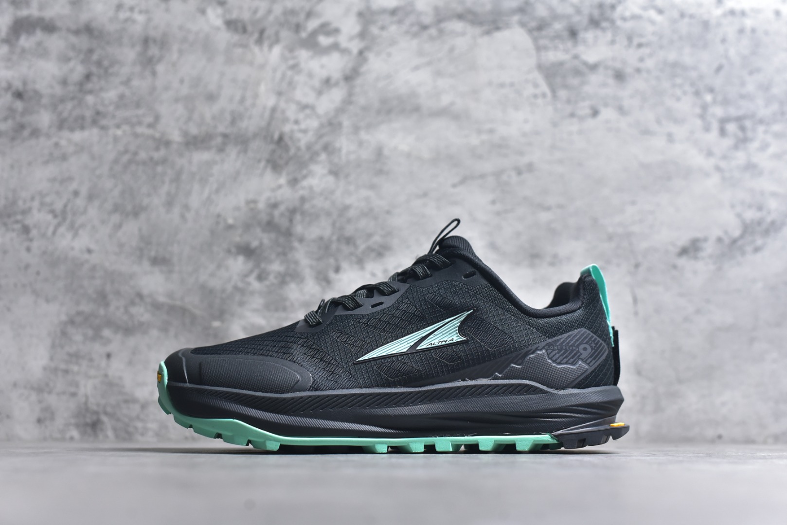 #Altra Lone Peak 9 舒适运动越野跑鞋 2009年，长跑精英运动员Golden Harper在美国犹他州创立了“Altra Footwear”，跑鞋特点是采用舒适的FootShape™M（很适鞋楦）设计和独特的BalancedCushioning™（平衡缓冲）技术，帮助遭受伤病困扰的跑者回归跑步，从而迅速积累起良好的口碑。2011年品牌迅速发展，屡获大奖。2015年开始不仅占据全美跑鞋前十，足迹更是遍布全球。2016年Altra正式进入中国市场，凭借独特的品牌风格以及出色的性能表现，三年来获得越来越多普通跑者的喜爱。销售业绩增长迅速，成为中国越野跑市场占有量前三的跑鞋品牌。实拍调校N版已经零色差零失真 百分百还原实物色彩所见即所得 不存在货不对板色差等低级问题 选购参考实物拍摄 不混卖不参货 只用心做好货严格选品 承诺混一赔十 尺码：39 40 40.5 41 42 42.5 43 44 44.5 45 46-选品中心