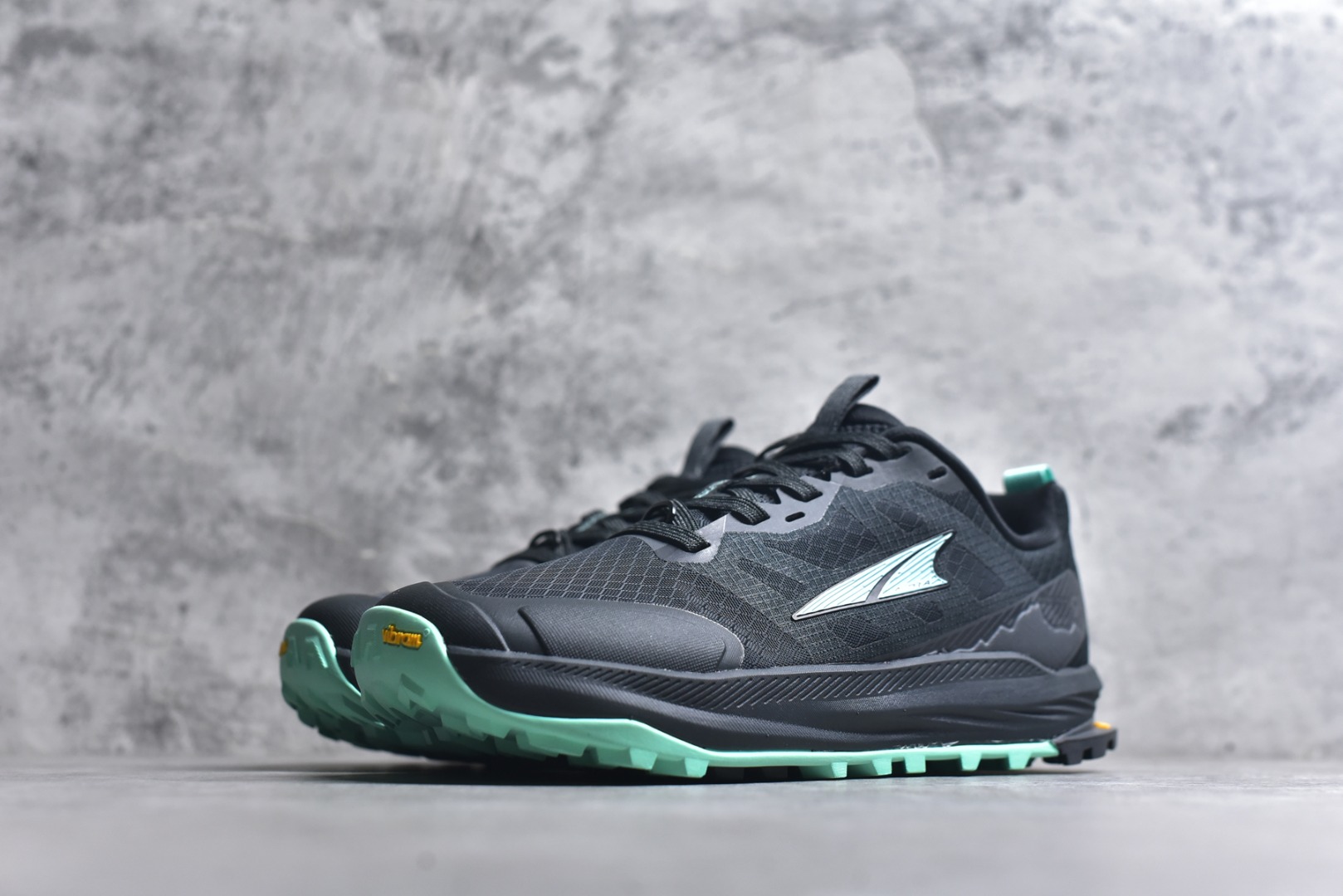 图片[2]-#Altra Lone Peak 9 舒适运动越野跑鞋 2009年，长跑精英运动员Golden Harper在美国犹他州创立了“Altra Footwear”，跑鞋特点是采用舒适的FootShape™M（很适鞋楦）设计和独特的BalancedCushioning™（平衡缓冲）技术，帮助遭受伤病困扰的跑者回归跑步，从而迅速积累起良好的口碑。2011年品牌迅速发展，屡获大奖。2015年开始不仅占据全美跑鞋前十，足迹更是遍布全球。2016年Altra正式进入中国市场，凭借独特的品牌风格以及出色的性能表现，三年来获得越来越多普通跑者的喜爱。销售业绩增长迅速，成为中国越野跑市场占有量前三的跑鞋品牌。实拍调校N版已经零色差零失真 百分百还原实物色彩所见即所得 不存在货不对板色差等低级问题 选购参考实物拍摄 不混卖不参货 只用心做好货严格选品 承诺混一赔十 尺码：39 40 40.5 41 42 42.5 43 44 44.5 45 46-选品中心