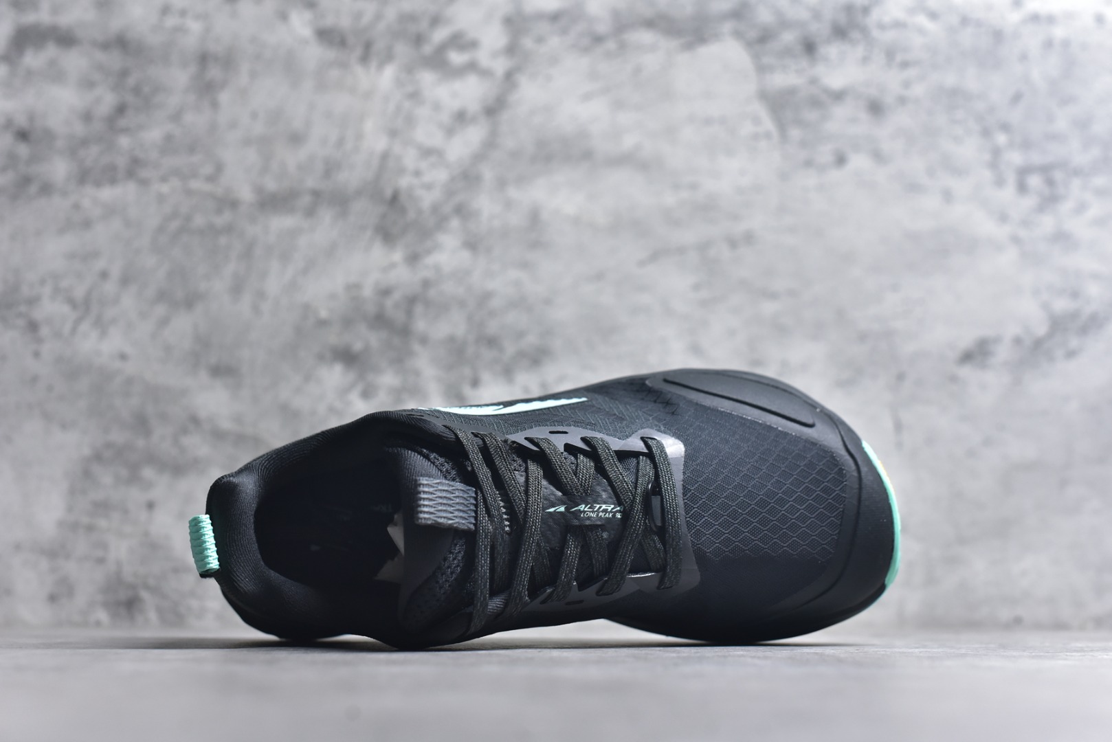图片[4]-#Altra Lone Peak 9 舒适运动越野跑鞋 2009年，长跑精英运动员Golden Harper在美国犹他州创立了“Altra Footwear”，跑鞋特点是采用舒适的FootShape™M（很适鞋楦）设计和独特的BalancedCushioning™（平衡缓冲）技术，帮助遭受伤病困扰的跑者回归跑步，从而迅速积累起良好的口碑。2011年品牌迅速发展，屡获大奖。2015年开始不仅占据全美跑鞋前十，足迹更是遍布全球。2016年Altra正式进入中国市场，凭借独特的品牌风格以及出色的性能表现，三年来获得越来越多普通跑者的喜爱。销售业绩增长迅速，成为中国越野跑市场占有量前三的跑鞋品牌。实拍调校N版已经零色差零失真 百分百还原实物色彩所见即所得 不存在货不对板色差等低级问题 选购参考实物拍摄 不混卖不参货 只用心做好货严格选品 承诺混一赔十 尺码：39 40 40.5 41 42 42.5 43 44 44.5 45 46-选品中心