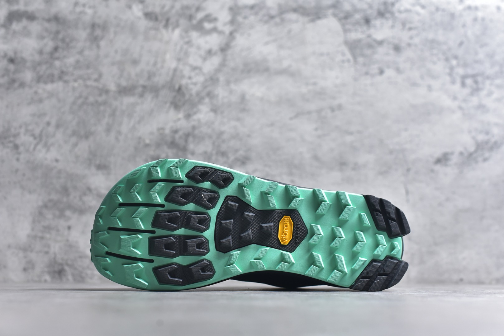 图片[6]-#Altra Lone Peak 9 舒适运动越野跑鞋 2009年，长跑精英运动员Golden Harper在美国犹他州创立了“Altra Footwear”，跑鞋特点是采用舒适的FootShape™M（很适鞋楦）设计和独特的BalancedCushioning™（平衡缓冲）技术，帮助遭受伤病困扰的跑者回归跑步，从而迅速积累起良好的口碑。2011年品牌迅速发展，屡获大奖。2015年开始不仅占据全美跑鞋前十，足迹更是遍布全球。2016年Altra正式进入中国市场，凭借独特的品牌风格以及出色的性能表现，三年来获得越来越多普通跑者的喜爱。销售业绩增长迅速，成为中国越野跑市场占有量前三的跑鞋品牌。实拍调校N版已经零色差零失真 百分百还原实物色彩所见即所得 不存在货不对板色差等低级问题 选购参考实物拍摄 不混卖不参货 只用心做好货严格选品 承诺混一赔十 尺码：39 40 40.5 41 42 42.5 43 44 44.5 45 46-选品中心