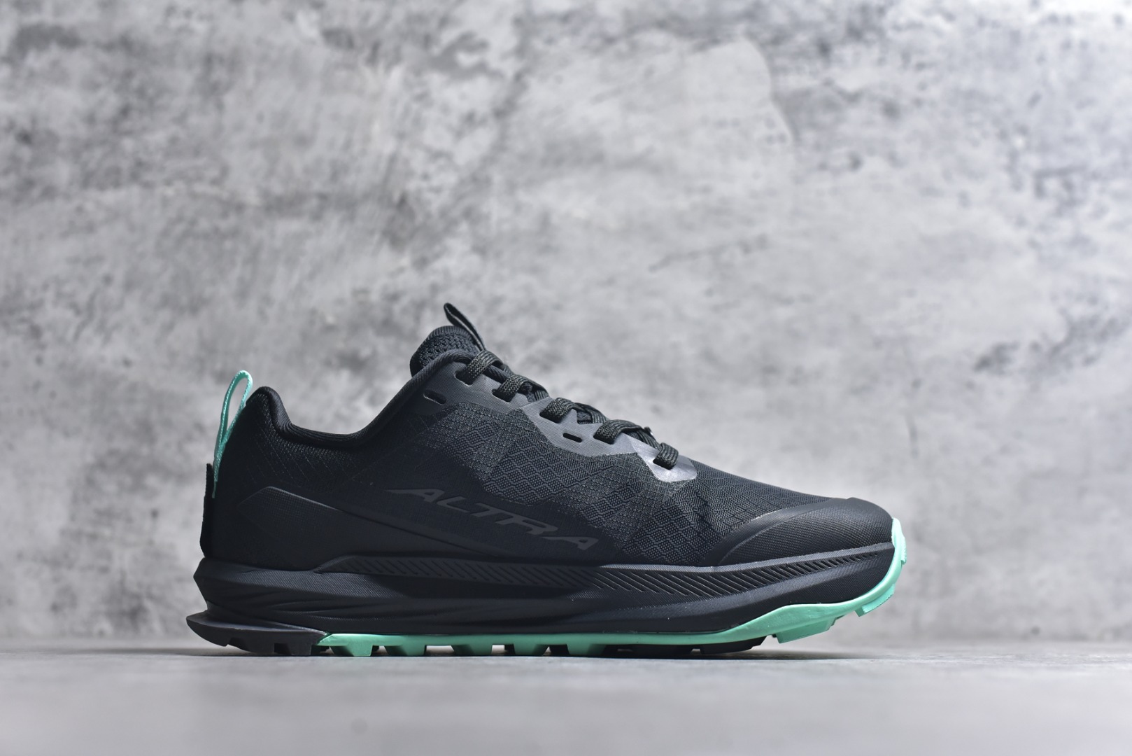 图片[3]-#Altra Lone Peak 9 舒适运动越野跑鞋 2009年，长跑精英运动员Golden Harper在美国犹他州创立了“Altra Footwear”，跑鞋特点是采用舒适的FootShape™M（很适鞋楦）设计和独特的BalancedCushioning™（平衡缓冲）技术，帮助遭受伤病困扰的跑者回归跑步，从而迅速积累起良好的口碑。2011年品牌迅速发展，屡获大奖。2015年开始不仅占据全美跑鞋前十，足迹更是遍布全球。2016年Altra正式进入中国市场，凭借独特的品牌风格以及出色的性能表现，三年来获得越来越多普通跑者的喜爱。销售业绩增长迅速，成为中国越野跑市场占有量前三的跑鞋品牌。实拍调校N版已经零色差零失真 百分百还原实物色彩所见即所得 不存在货不对板色差等低级问题 选购参考实物拍摄 不混卖不参货 只用心做好货严格选品 承诺混一赔十 尺码：39 40 40.5 41 42 42.5 43 44 44.5 45 46-选品中心