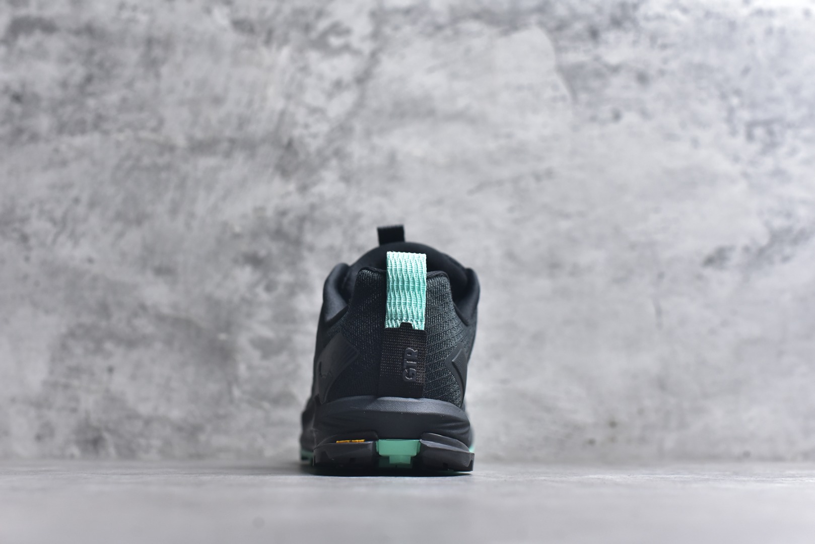 图片[5]-#Altra Lone Peak 9 舒适运动越野跑鞋 2009年，长跑精英运动员Golden Harper在美国犹他州创立了“Altra Footwear”，跑鞋特点是采用舒适的FootShape™M（很适鞋楦）设计和独特的BalancedCushioning™（平衡缓冲）技术，帮助遭受伤病困扰的跑者回归跑步，从而迅速积累起良好的口碑。2011年品牌迅速发展，屡获大奖。2015年开始不仅占据全美跑鞋前十，足迹更是遍布全球。2016年Altra正式进入中国市场，凭借独特的品牌风格以及出色的性能表现，三年来获得越来越多普通跑者的喜爱。销售业绩增长迅速，成为中国越野跑市场占有量前三的跑鞋品牌。实拍调校N版已经零色差零失真 百分百还原实物色彩所见即所得 不存在货不对板色差等低级问题 选购参考实物拍摄 不混卖不参货 只用心做好货严格选品 承诺混一赔十 尺码：39 40 40.5 41 42 42.5 43 44 44.5 45 46-选品中心