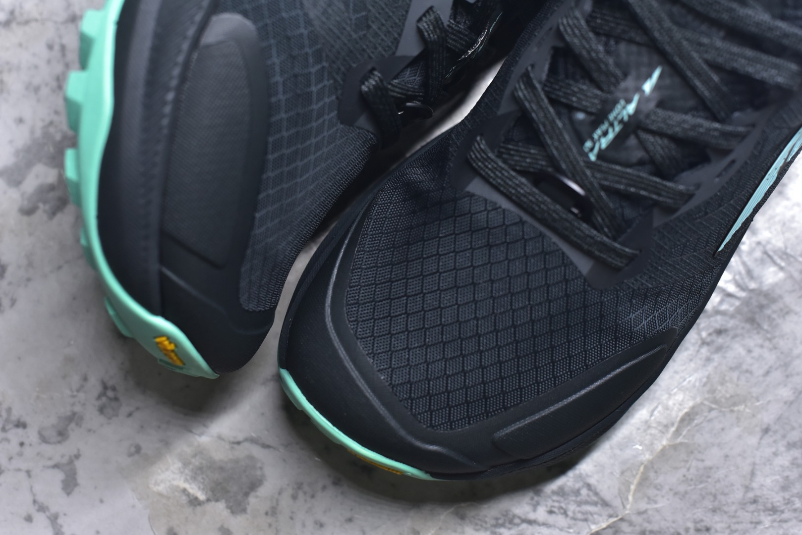 图片[8]-#Altra Lone Peak 9 舒适运动越野跑鞋 2009年，长跑精英运动员Golden Harper在美国犹他州创立了“Altra Footwear”，跑鞋特点是采用舒适的FootShape™M（很适鞋楦）设计和独特的BalancedCushioning™（平衡缓冲）技术，帮助遭受伤病困扰的跑者回归跑步，从而迅速积累起良好的口碑。2011年品牌迅速发展，屡获大奖。2015年开始不仅占据全美跑鞋前十，足迹更是遍布全球。2016年Altra正式进入中国市场，凭借独特的品牌风格以及出色的性能表现，三年来获得越来越多普通跑者的喜爱。销售业绩增长迅速，成为中国越野跑市场占有量前三的跑鞋品牌。实拍调校N版已经零色差零失真 百分百还原实物色彩所见即所得 不存在货不对板色差等低级问题 选购参考实物拍摄 不混卖不参货 只用心做好货严格选品 承诺混一赔十 尺码：39 40 40.5 41 42 42.5 43 44 44.5 45 46-选品中心