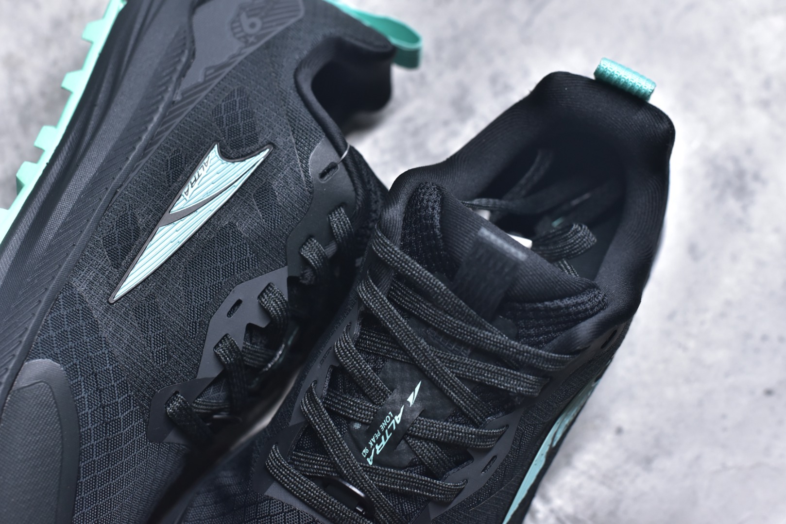 图片[9]-#Altra Lone Peak 9 舒适运动越野跑鞋 2009年，长跑精英运动员Golden Harper在美国犹他州创立了“Altra Footwear”，跑鞋特点是采用舒适的FootShape™M（很适鞋楦）设计和独特的BalancedCushioning™（平衡缓冲）技术，帮助遭受伤病困扰的跑者回归跑步，从而迅速积累起良好的口碑。2011年品牌迅速发展，屡获大奖。2015年开始不仅占据全美跑鞋前十，足迹更是遍布全球。2016年Altra正式进入中国市场，凭借独特的品牌风格以及出色的性能表现，三年来获得越来越多普通跑者的喜爱。销售业绩增长迅速，成为中国越野跑市场占有量前三的跑鞋品牌。实拍调校N版已经零色差零失真 百分百还原实物色彩所见即所得 不存在货不对板色差等低级问题 选购参考实物拍摄 不混卖不参货 只用心做好货严格选品 承诺混一赔十 尺码：39 40 40.5 41 42 42.5 43 44 44.5 45 46-选品中心