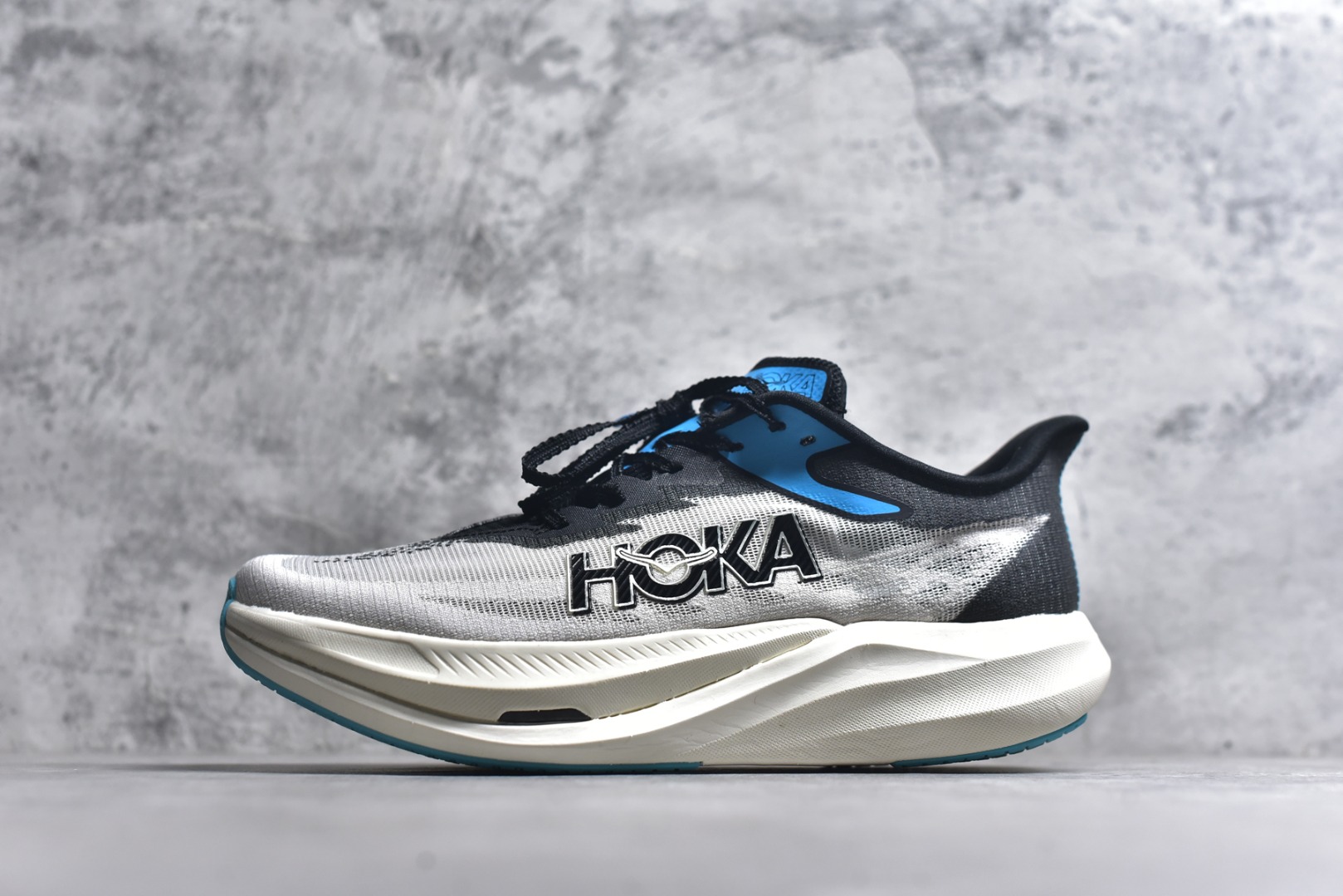 #HOKA ONE ONE Rocket X 3 低帮专业越野跑步鞋 实拍首发 相较于前几代Mafate包裹感更好 跟Speedgoat(快速羚羊)系列比起来更加舒适 鞋底防滑性能在下坡的石板台阶和原始路面都有很好的表现 HOKA血统属性厚底设计 在快速下坡时起到缓震保护作用 减少重力给予脚踝、膝部、髋关节等处带来的冲击力 尺码：36 37 37.5 38 38.5 39 40 40.5 41 42 42.5 43 44 44.5 45-选品中心