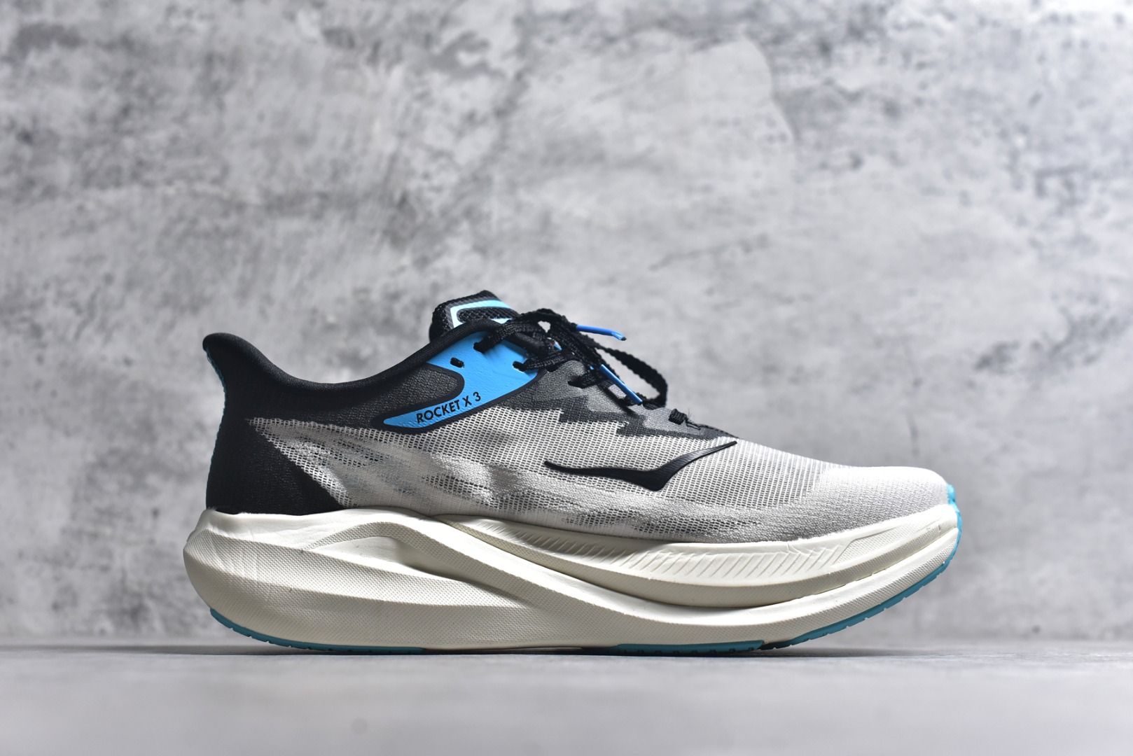 图片[3]-#HOKA ONE ONE Rocket X 3 低帮专业越野跑步鞋 实拍首发 相较于前几代Mafate包裹感更好 跟Speedgoat(快速羚羊)系列比起来更加舒适 鞋底防滑性能在下坡的石板台阶和原始路面都有很好的表现 HOKA血统属性厚底设计 在快速下坡时起到缓震保护作用 减少重力给予脚踝、膝部、髋关节等处带来的冲击力 尺码：36 37 37.5 38 38.5 39 40 40.5 41 42 42.5 43 44 44.5 45-选品中心