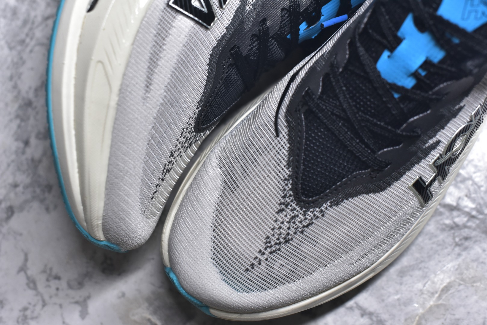 图片[8]-#HOKA ONE ONE Rocket X 3 低帮专业越野跑步鞋 实拍首发 相较于前几代Mafate包裹感更好 跟Speedgoat(快速羚羊)系列比起来更加舒适 鞋底防滑性能在下坡的石板台阶和原始路面都有很好的表现 HOKA血统属性厚底设计 在快速下坡时起到缓震保护作用 减少重力给予脚踝、膝部、髋关节等处带来的冲击力 尺码：36 37 37.5 38 38.5 39 40 40.5 41 42 42.5 43 44 44.5 45-选品中心