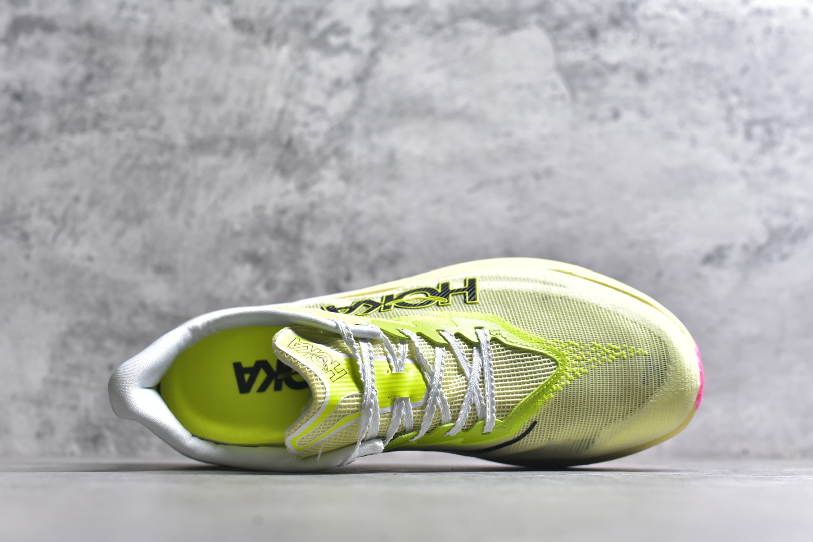 图片[4]-#HOKA ONE ONE Rocket X 3 低帮专业越野跑步鞋 实拍首发 相较于前几代Mafate包裹感更好 跟Speedgoat(快速羚羊)系列比起来更加舒适 鞋底防滑性能在下坡的石板台阶和原始路面都有很好的表现 HOKA血统属性厚底设计 在快速下坡时起到缓震保护作用 减少重力给予脚踝、膝部、髋关节等处带来的冲击力 尺码：36 37 37.5 38 38.5 39 40 40.5 41 42 42.5 43 44 44.5 45-选品中心