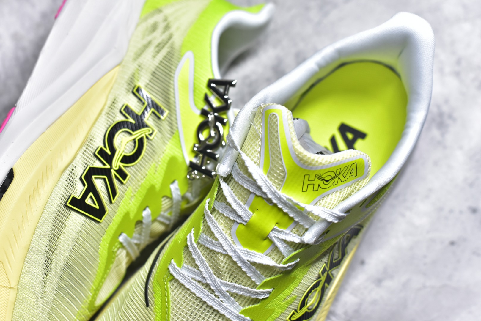 图片[9]-#HOKA ONE ONE Rocket X 3 低帮专业越野跑步鞋 实拍首发 相较于前几代Mafate包裹感更好 跟Speedgoat(快速羚羊)系列比起来更加舒适 鞋底防滑性能在下坡的石板台阶和原始路面都有很好的表现 HOKA血统属性厚底设计 在快速下坡时起到缓震保护作用 减少重力给予脚踝、膝部、髋关节等处带来的冲击力 尺码：36 37 37.5 38 38.5 39 40 40.5 41 42 42.5 43 44 44.5 45-选品中心