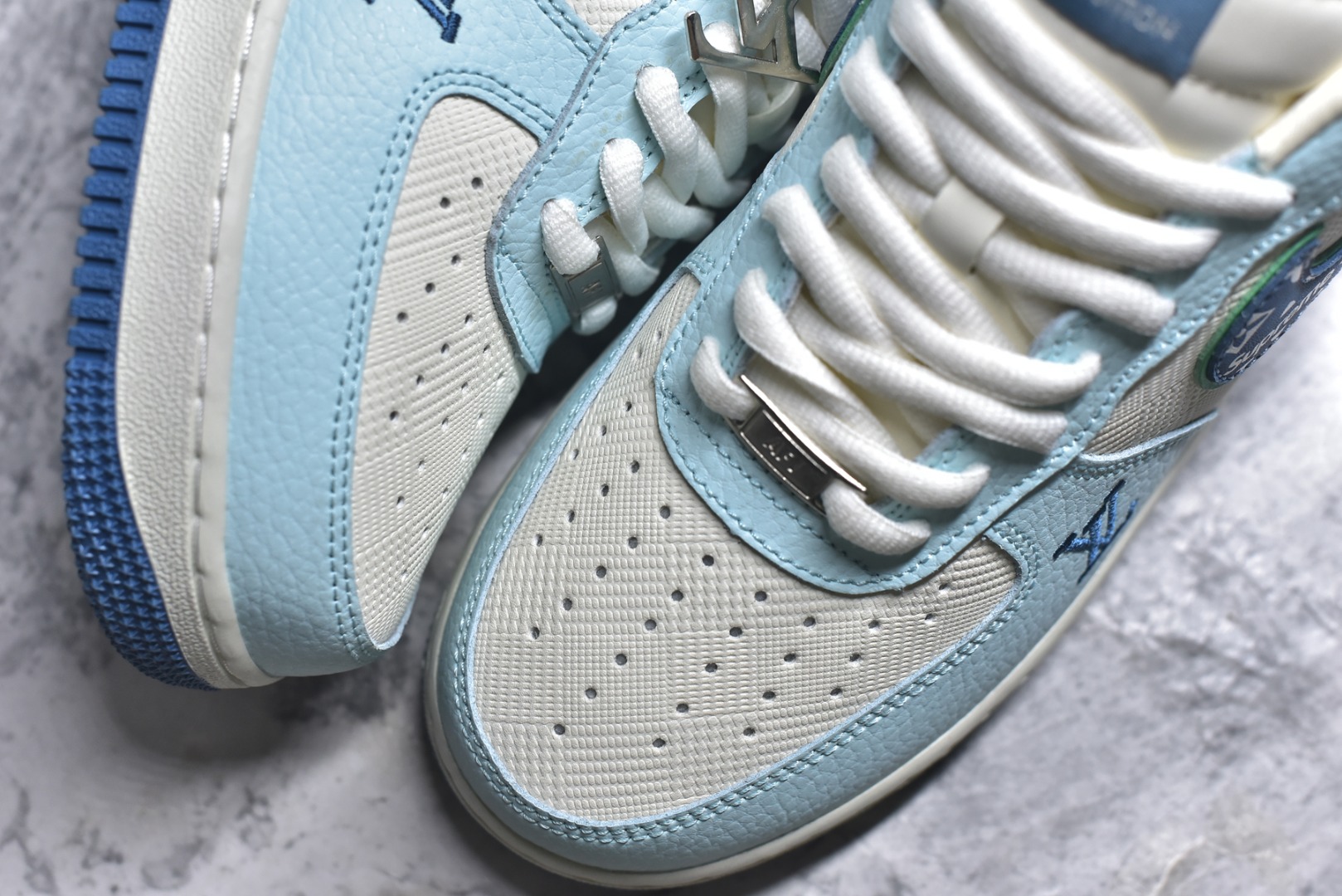 图片[8]-#Nike Air Force 1 Low 07 x Louis Vuitton x Supreme LVSUP联名-白蓝 原楦头原纸板 打造纯正低帮空军版型专注外贸渠道 全掌内置蜂窝气垫 原盒配件 原厂中底钢印、拉帮完美 货号：YF9511 809 尺码：36 36.5 37.5 38 38.5 39 40 40.5 41 42 42.5 43 44 44.5 45-选品中心