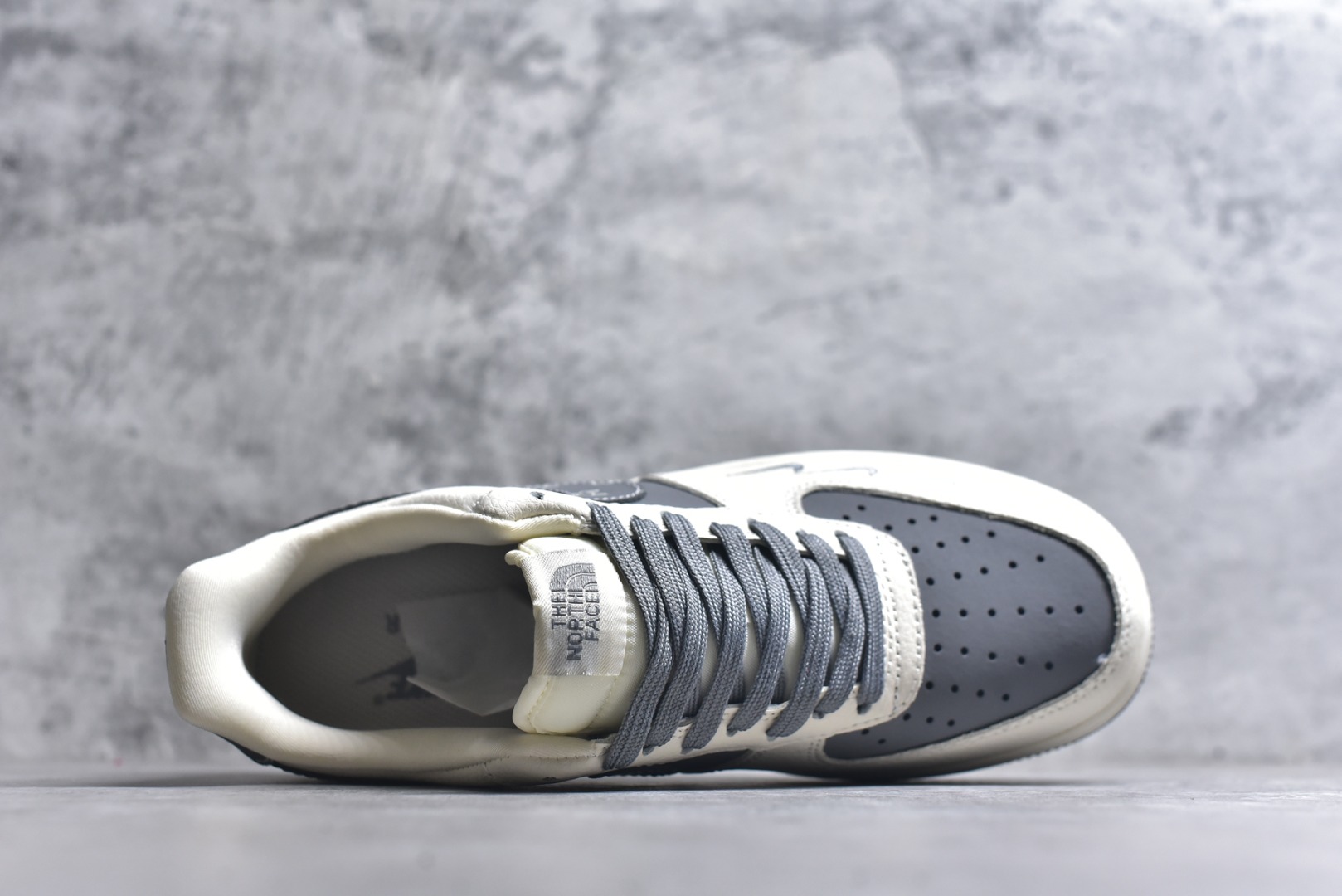 图片[4]-#海外限量发售！公司级Nike Air Force 1 \’07 Low “北面联名——米灰熊三勾”空军一号 低帮 运动鞋 休闲鞋 折边针车 工艺难度大 原楦头原纸板 原装鞋盒 定制五金配件 内置全掌气垫 原厂鞋底 货号：KK1988-011 尺码：36 36.5 37.5 38 38.5 39 40 40.5 41 42 42.5 43 44 44.5 45-选品中心