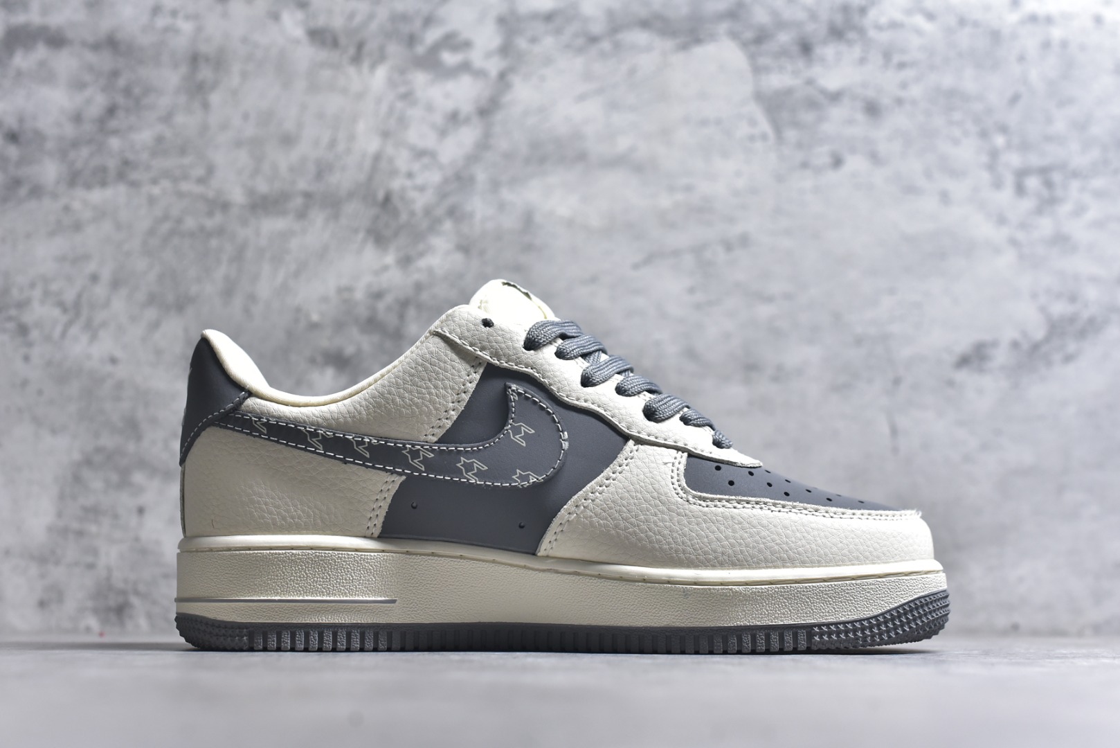 图片[3]-#海外限量发售！公司级Nike Air Force 1 \’07 Low “北面联名——米灰熊三勾”空军一号 低帮 运动鞋 休闲鞋 折边针车 工艺难度大 原楦头原纸板 原装鞋盒 定制五金配件 内置全掌气垫 原厂鞋底 货号：KK1988-011 尺码：36 36.5 37.5 38 38.5 39 40 40.5 41 42 42.5 43 44 44.5 45-选品中心
