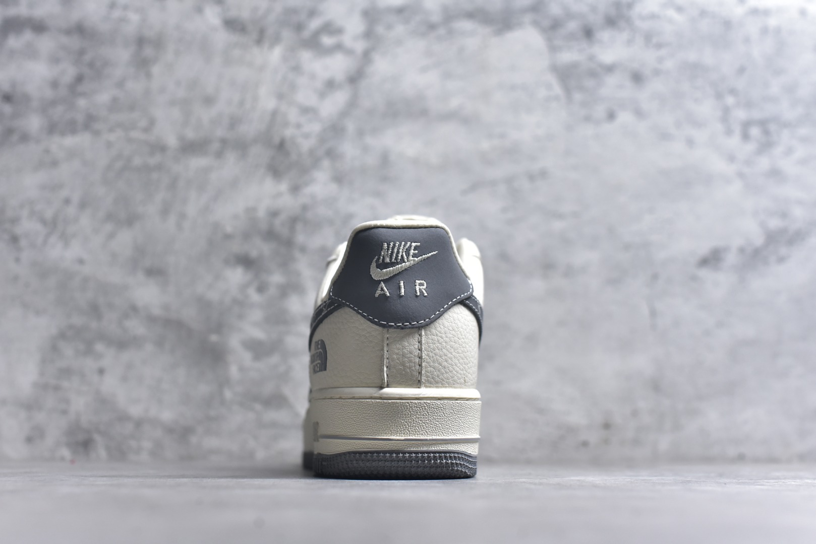 图片[5]-#海外限量发售！公司级Nike Air Force 1 \’07 Low “北面联名——米灰熊三勾”空军一号 低帮 运动鞋 休闲鞋 折边针车 工艺难度大 原楦头原纸板 原装鞋盒 定制五金配件 内置全掌气垫 原厂鞋底 货号：KK1988-011 尺码：36 36.5 37.5 38 38.5 39 40 40.5 41 42 42.5 43 44 44.5 45-选品中心