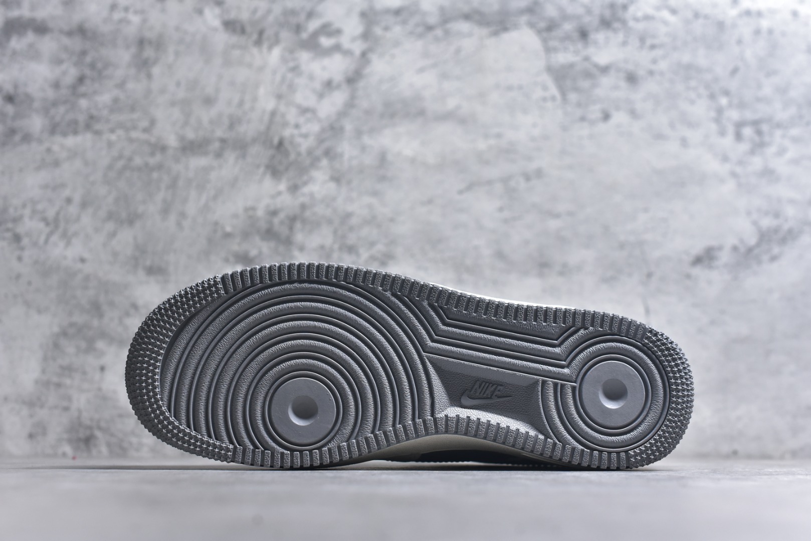 图片[6]-#海外限量发售！公司级Nike Air Force 1 \’07 Low “北面联名——米灰熊三勾”空军一号 低帮 运动鞋 休闲鞋 折边针车 工艺难度大 原楦头原纸板 原装鞋盒 定制五金配件 内置全掌气垫 原厂鞋底 货号：KK1988-011 尺码：36 36.5 37.5 38 38.5 39 40 40.5 41 42 42.5 43 44 44.5 45-选品中心